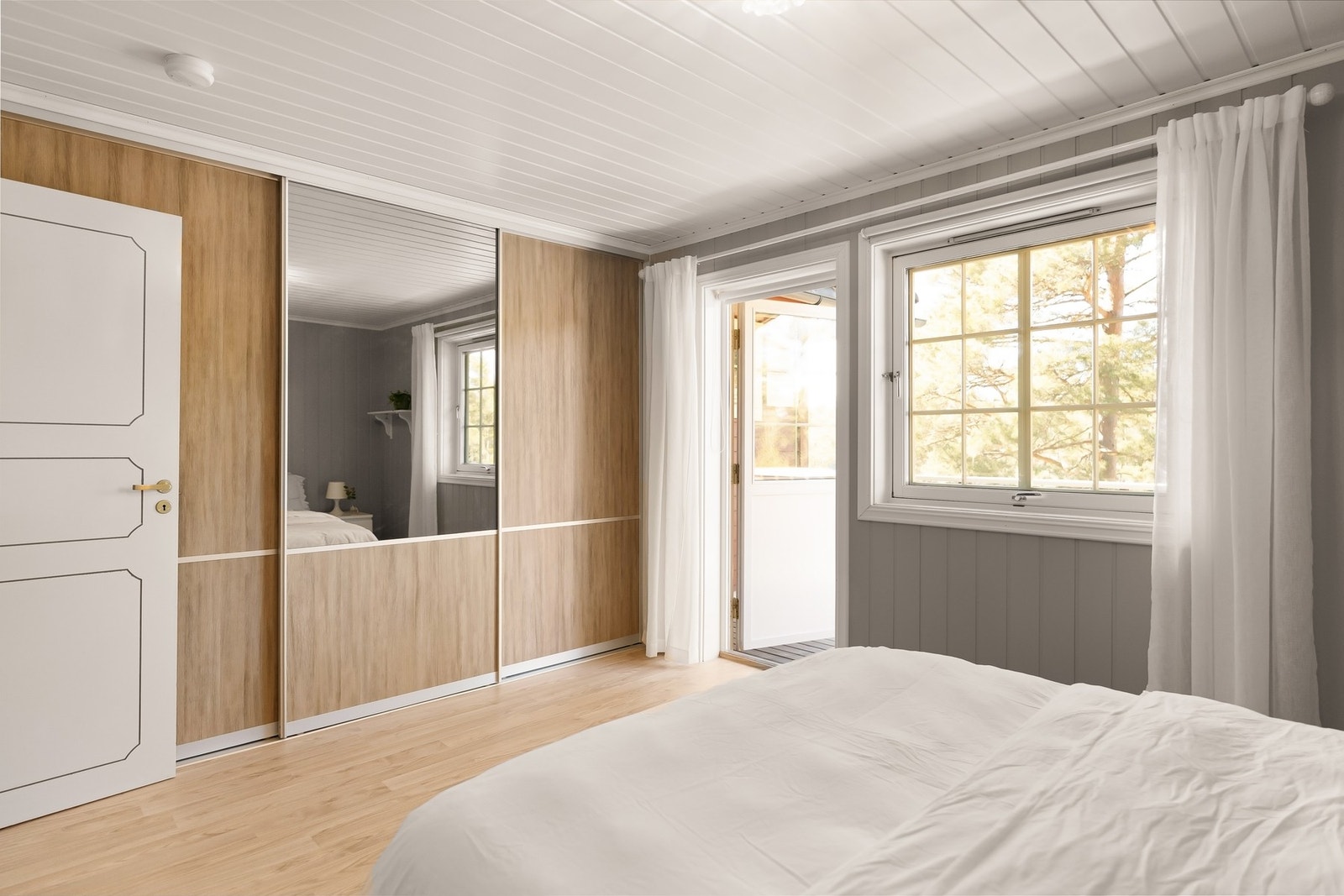 Stor skyvedørsgarderobe med speil. Galleribilde