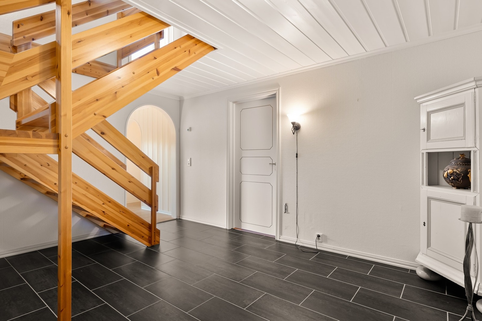 Underetasjen består av gang, kjellerstue, 2 soverom, bad, vaskerom og bod. Galleribilde