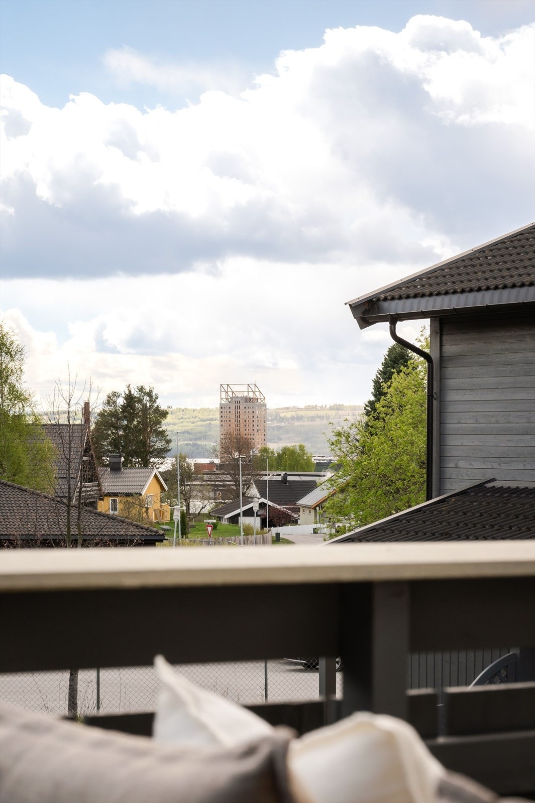 Glimt av Mjøsa og Mjøstårnet fra balkongen Galleribilde