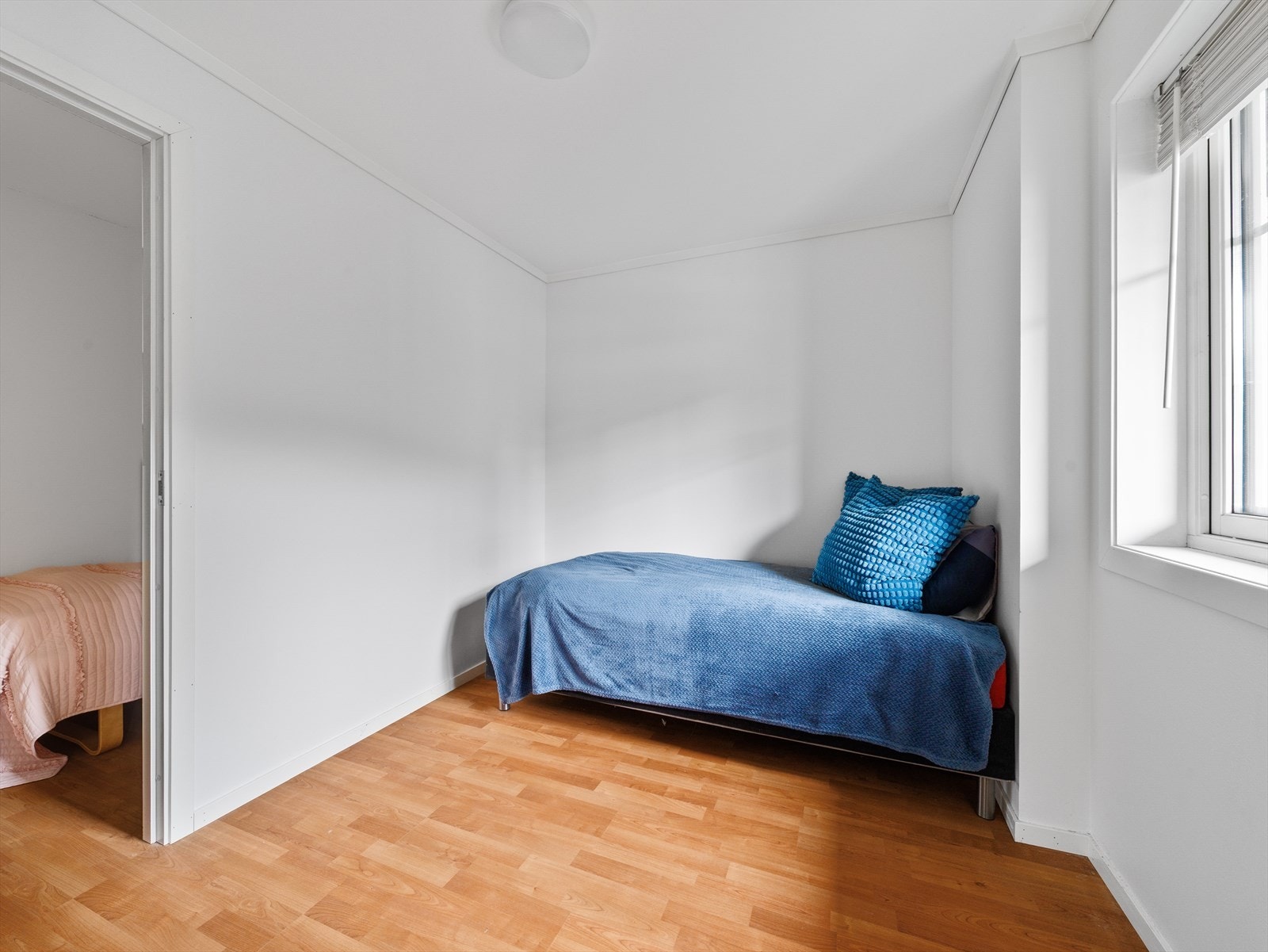 Soverommet har lysmalte vegger og laminat på gulv. Galleribilde