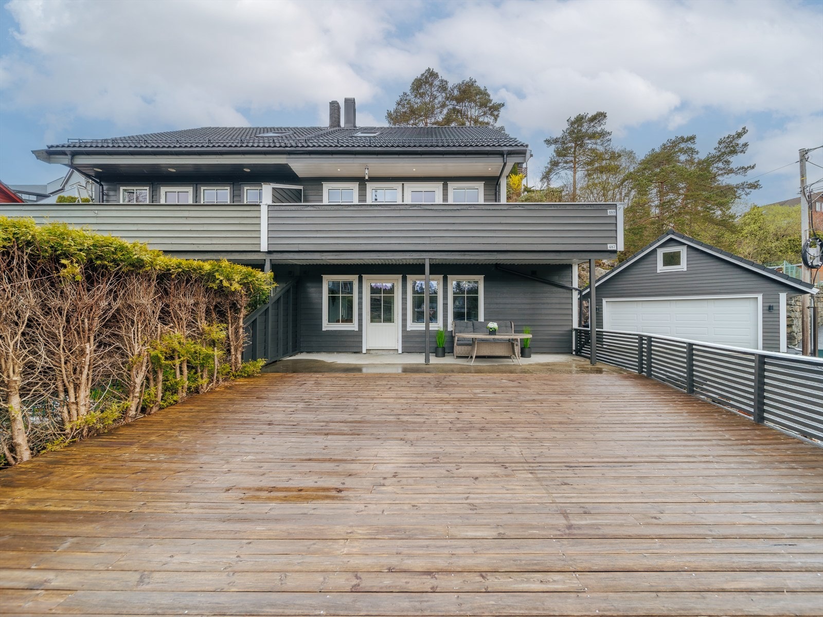 Leiligheten har en stor og solrik terrasse. Galleribilde