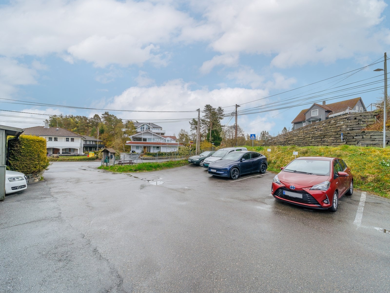 Denne leiligheten har en fast parkeringsplass på fellesarealet. I tillegg er det felles gjesteparkering. Galleribilde
