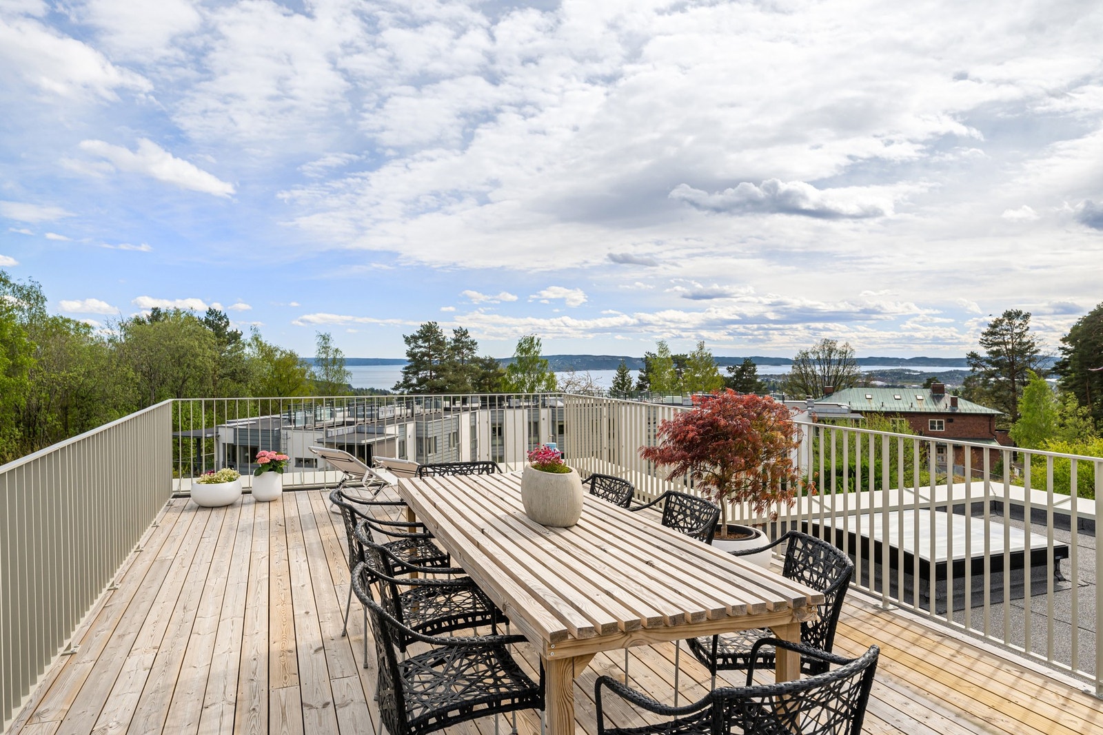 Stemningsfull takterrasse med god plass til langbord og sosiale sammenkomster mot en fantastisk utsikt. Galleribilde