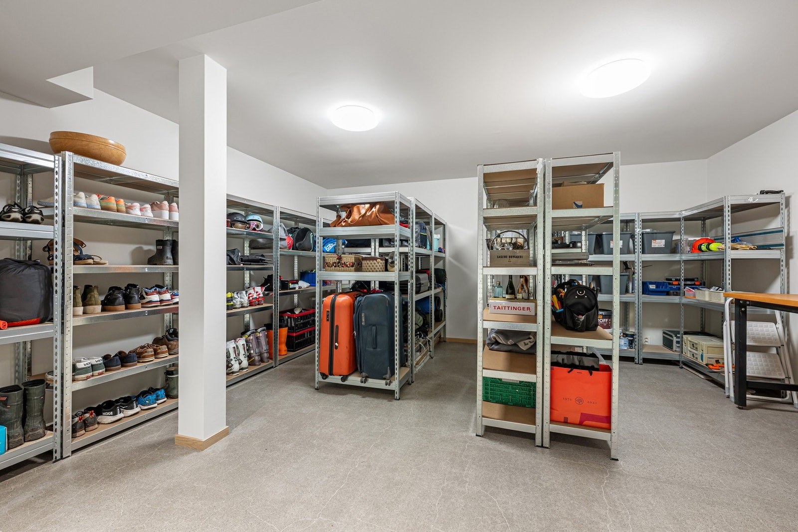 Stor og praktisk bod med svært gode oppbevaringsmuligheter og god plass til både sportsutstyr, sesongoppbevaring og annet inventar. Galleribilde