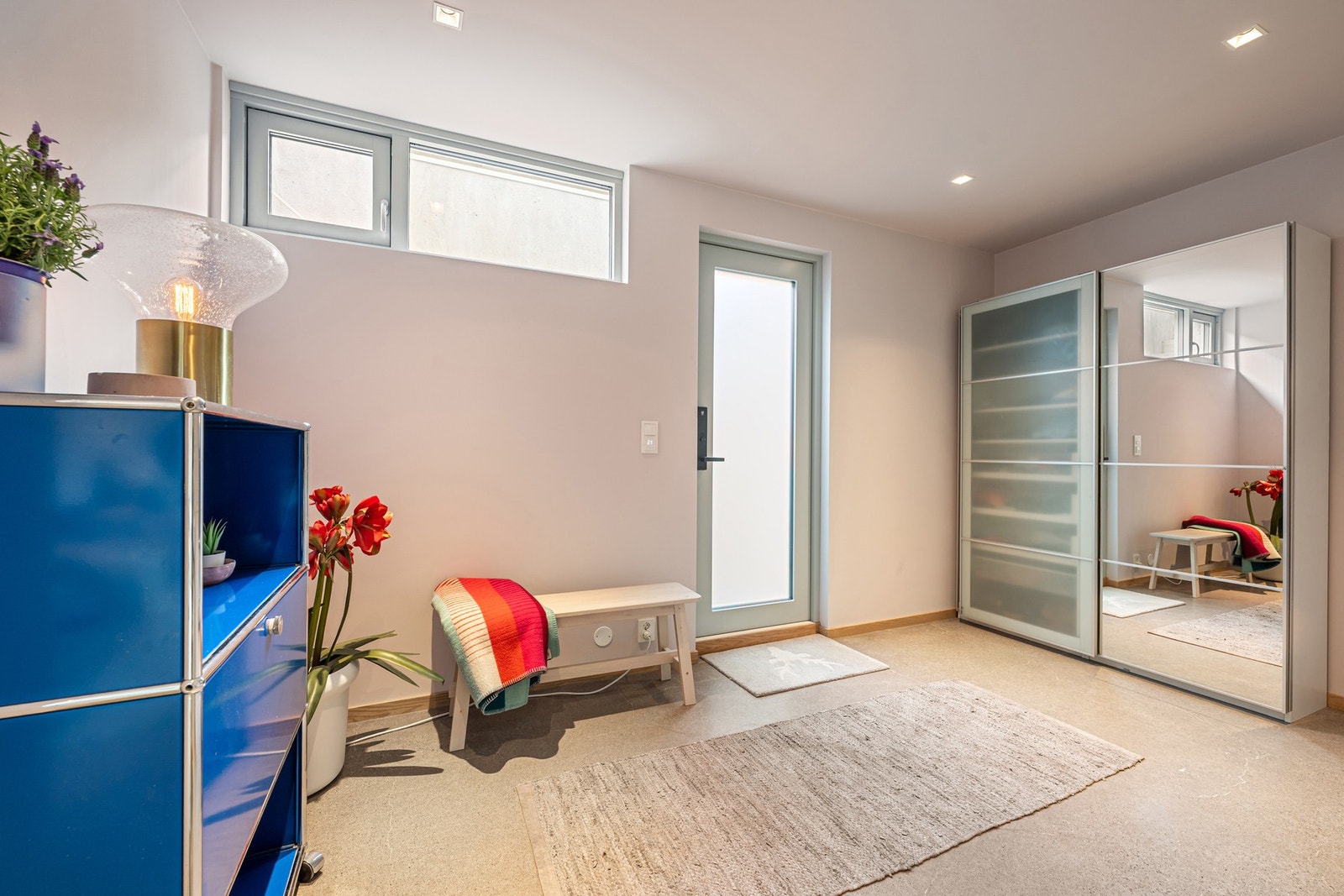 Egen inngangsdør til kjeller med mulighet for å etablere en separat del. Kjøkken infrastruktur klar i vegg. Det er en låsbar lyddør mot øvrig areal. Galleribilde