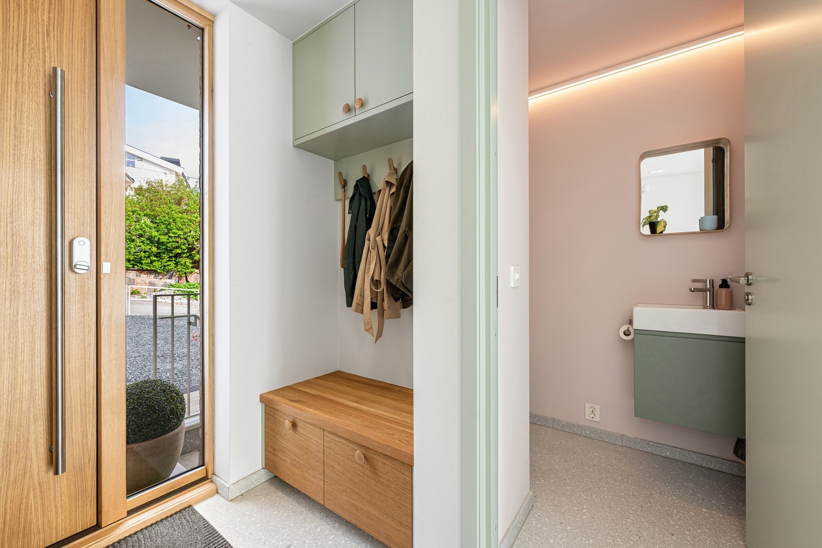 Innbydende entré med plassbygde oppbevaringsløsninger og tilknytning til separat wc. Galleribilde