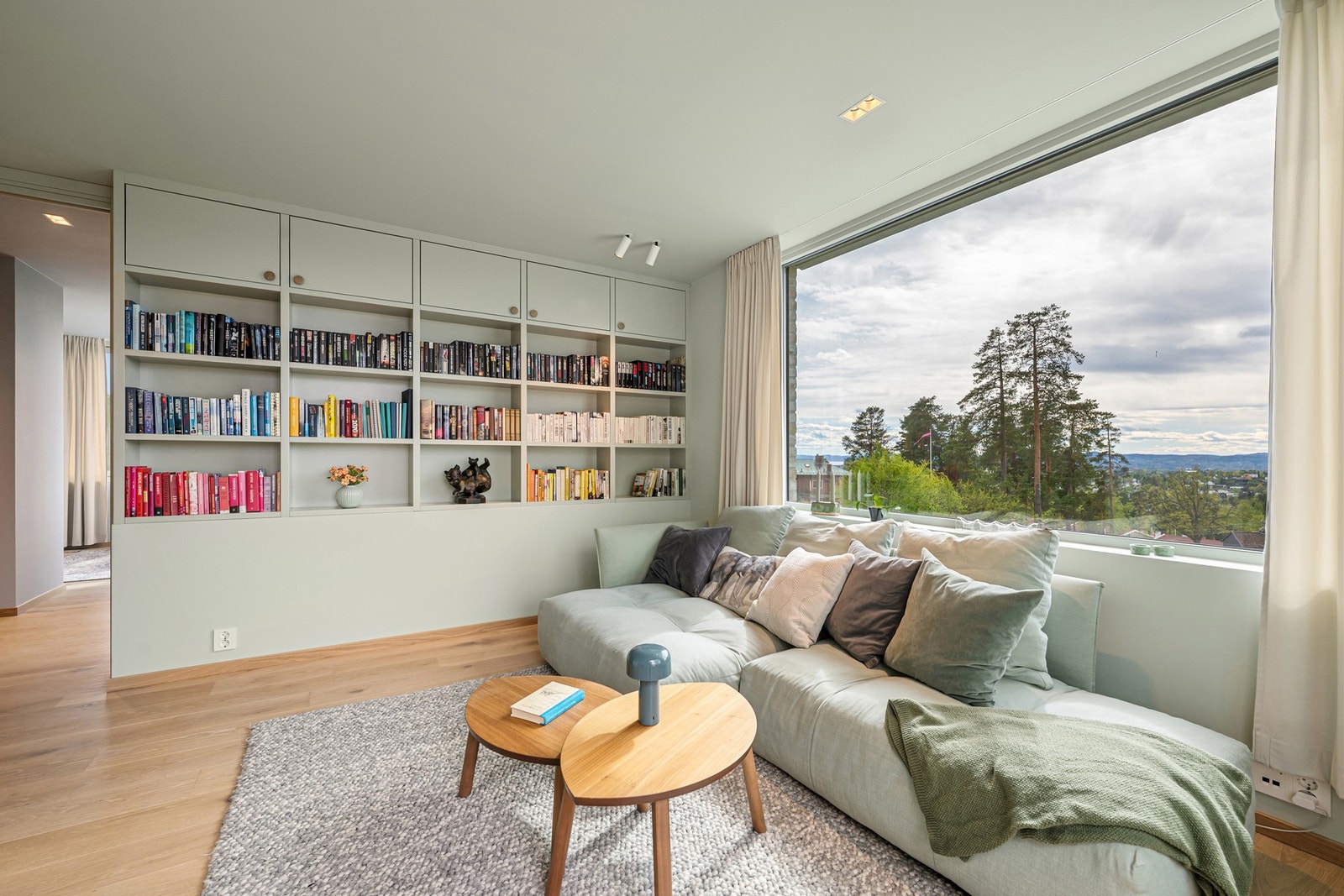 Det er plassbygde bokhyller, gode lysforhold og panoramautsikt mot nærområdet. Galleribilde