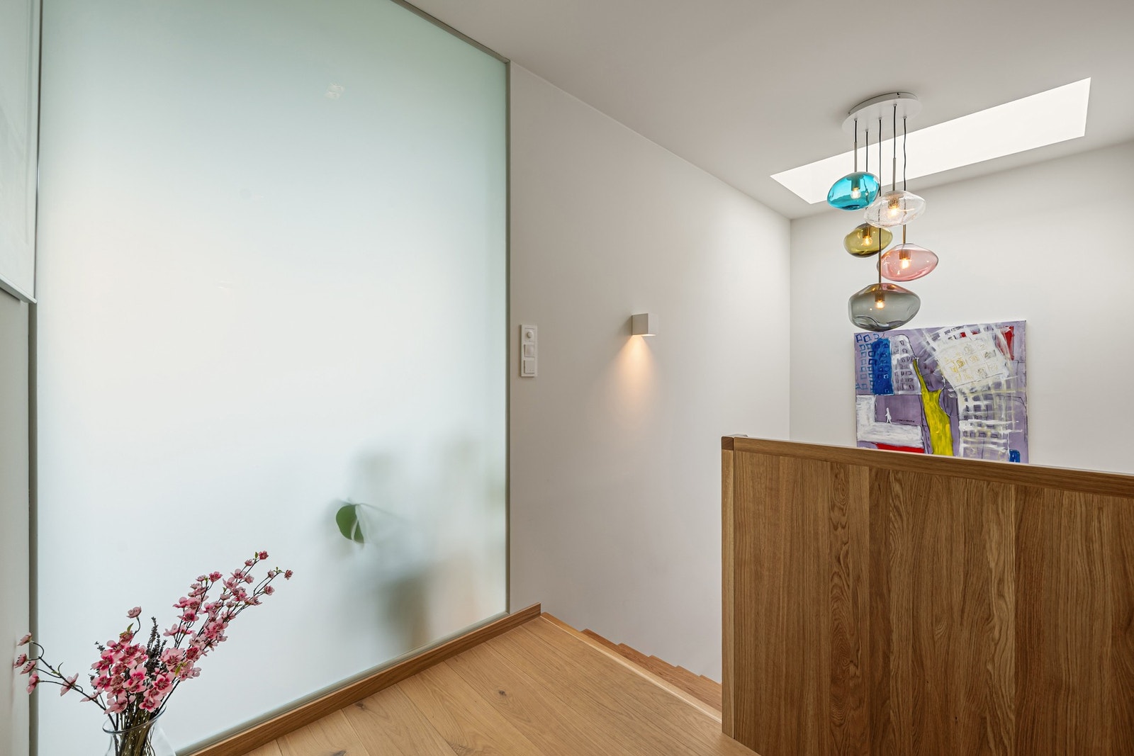 2.etasje består av: Gang, stue, 3 soverom, hovedbad, dusjbad og garderobe. Galleribilde