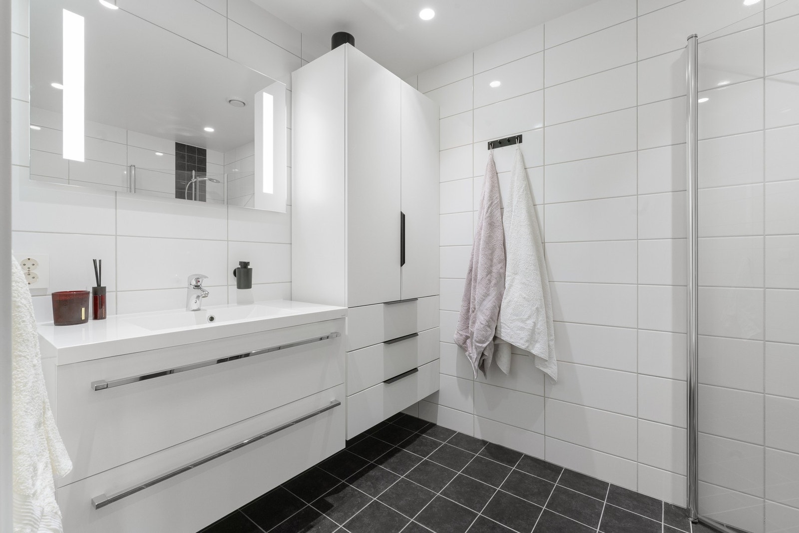 Rommet er utstyrt med innfelte downlights, rikelig med oppbevaringsplass, og varmekabler i gulv for ekstra komfort Galleribilde
