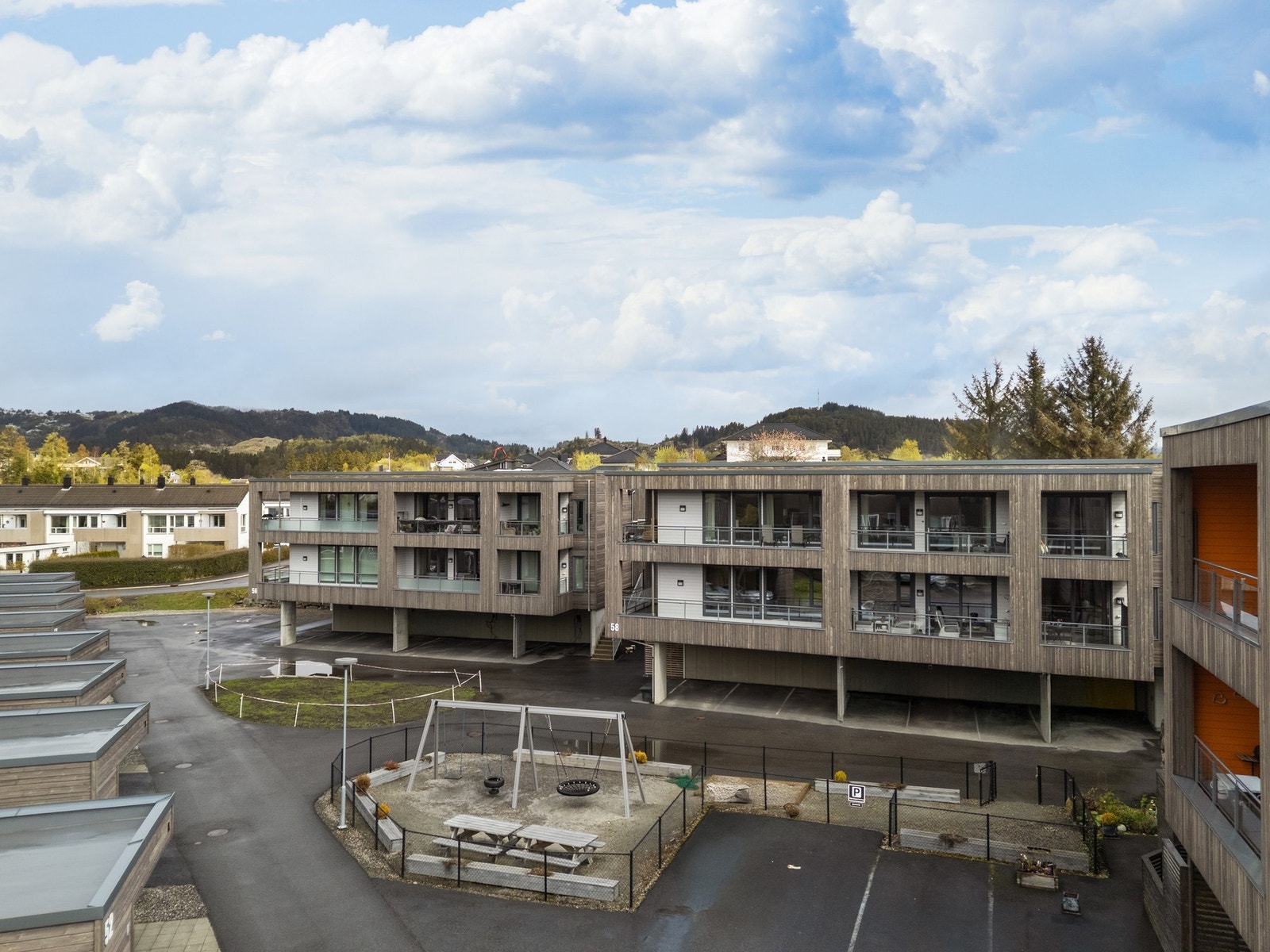 I nærområdet ligger dagligvare, servicetilbud, fasiliteter, barnehage og barneskole i gangavstand Galleribilde