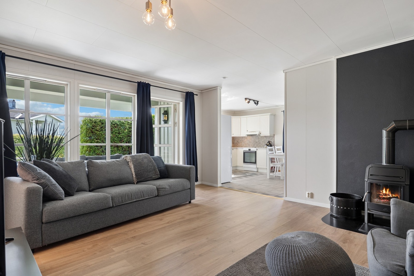 Peisen i stuen bidrar til ekstra varme og hygge på kalde vinterdager. Galleribilde
