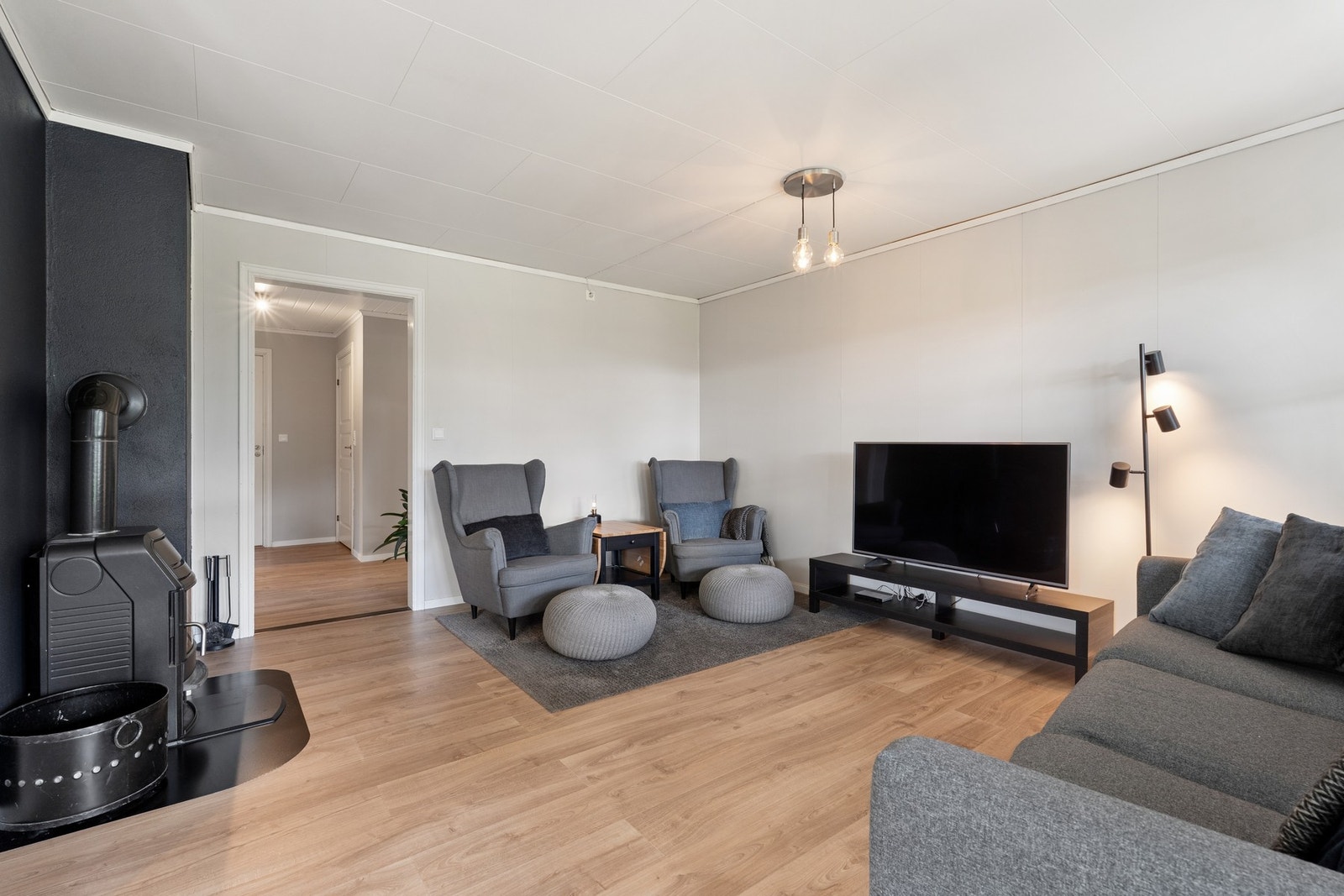Luftig stue med fin plass til sofagruppe og annet møblement. Galleribilde