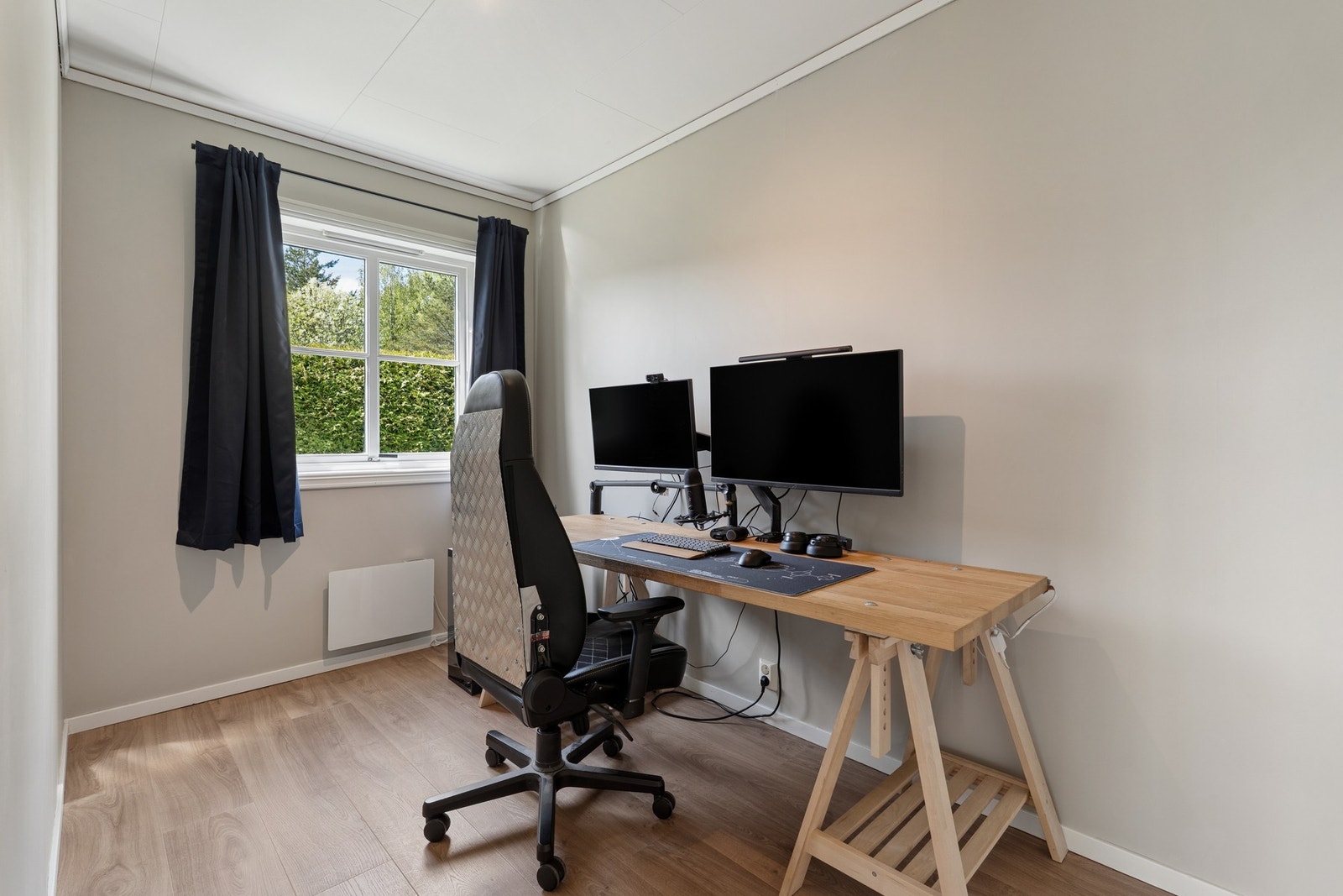 Et soverom er i dag innredet som kontor. Perfekt som barnerom, gjesterom, eller til det du måtte ønske. Galleribilde