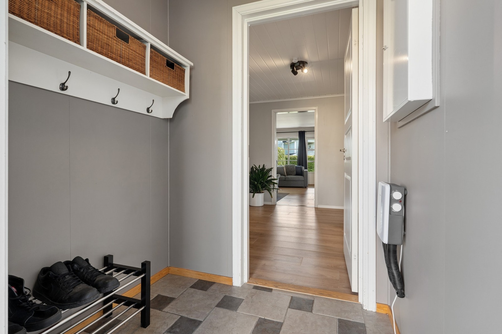 Velkommen inn - Lys entré med fin plass til å hensette sko og yttertøy. Galleribilde
