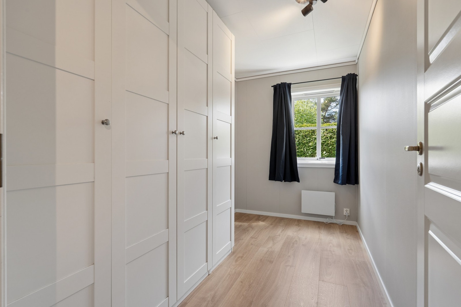 Det tredje soverommet er innredet med stor garderobe. Galleribilde