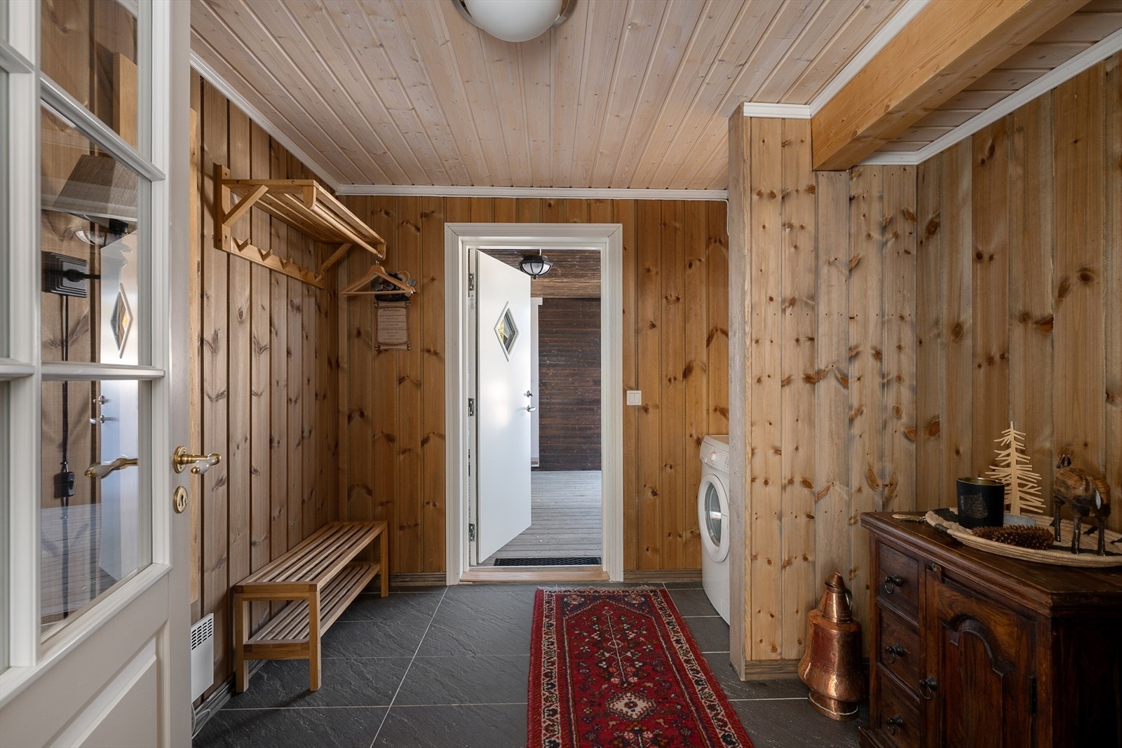 Entréen har flislagt gulv med vannbåren varme. Gode muligheter til å henge fra seg yttertøy og utstyr. Galleribilde
