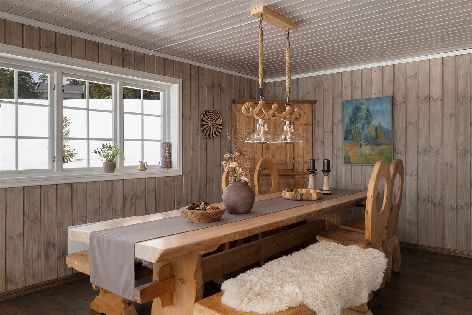 Spisestuen har god plass til et langbord for hyggelige måltider med familie og venner. Galleribilde