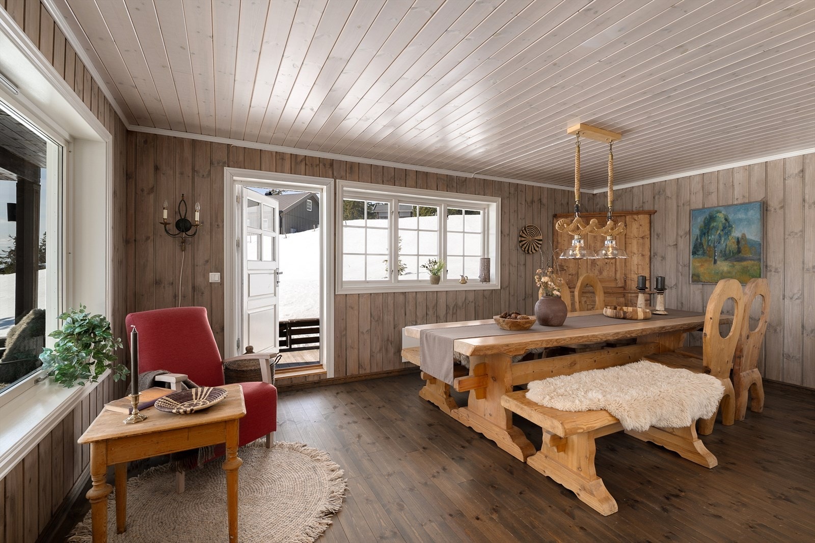 Fra spisestuen er det direkte utgang til en romslig, overbygget veranda. Galleribilde