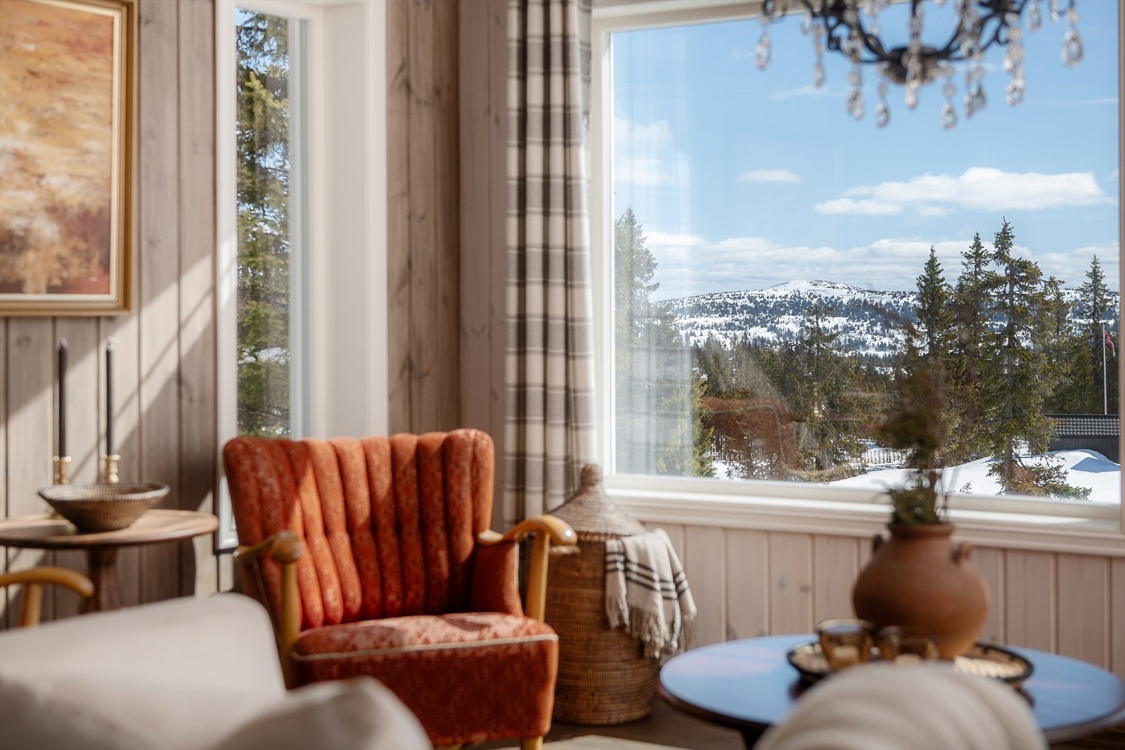 Et lite glimt av fjellheimen fra en av stuens mange vinduer. Galleribilde