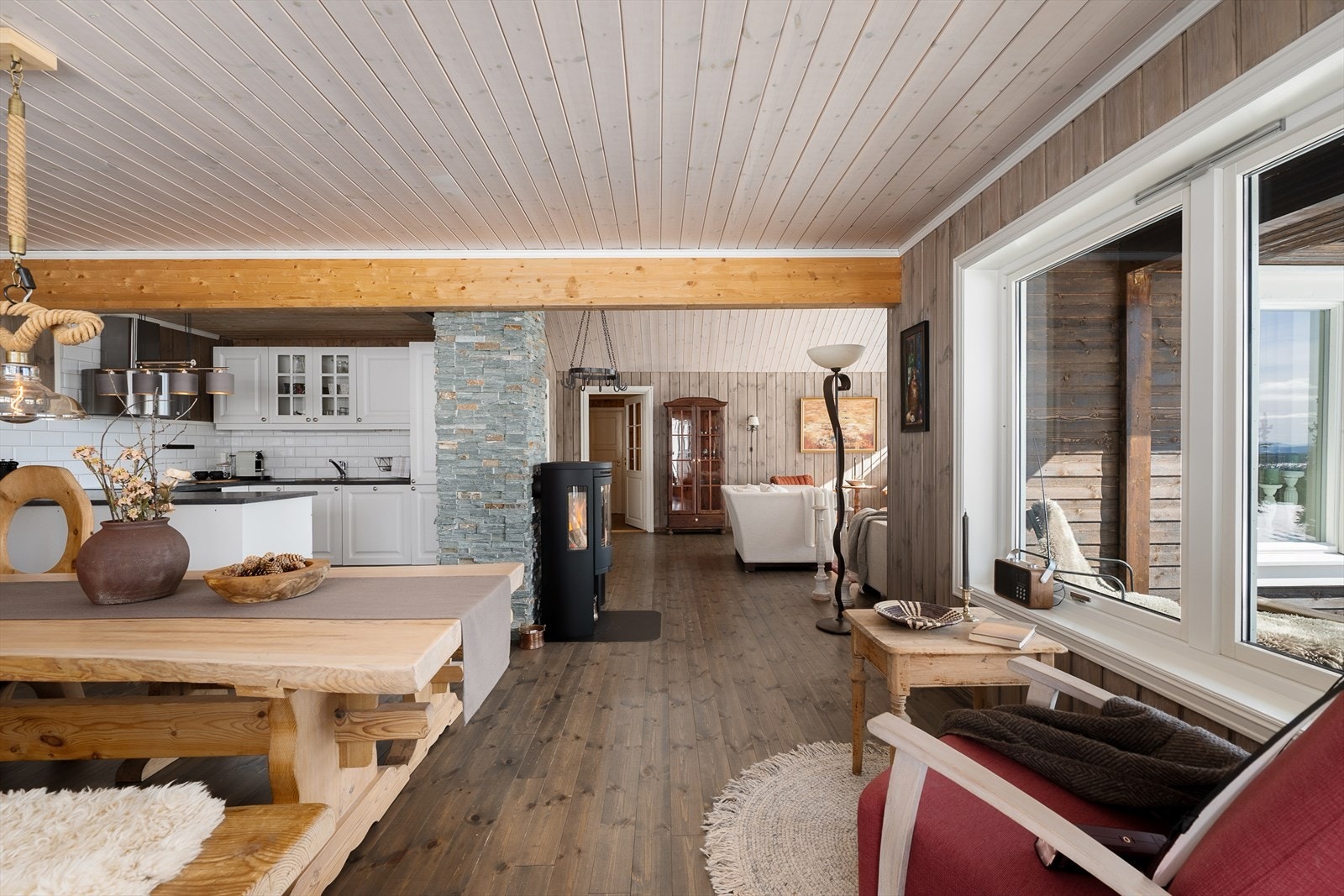 Gjennomgående bruk av panel i himling og på vegger skaper en helhetlig og lun atmosfære. Galleribilde