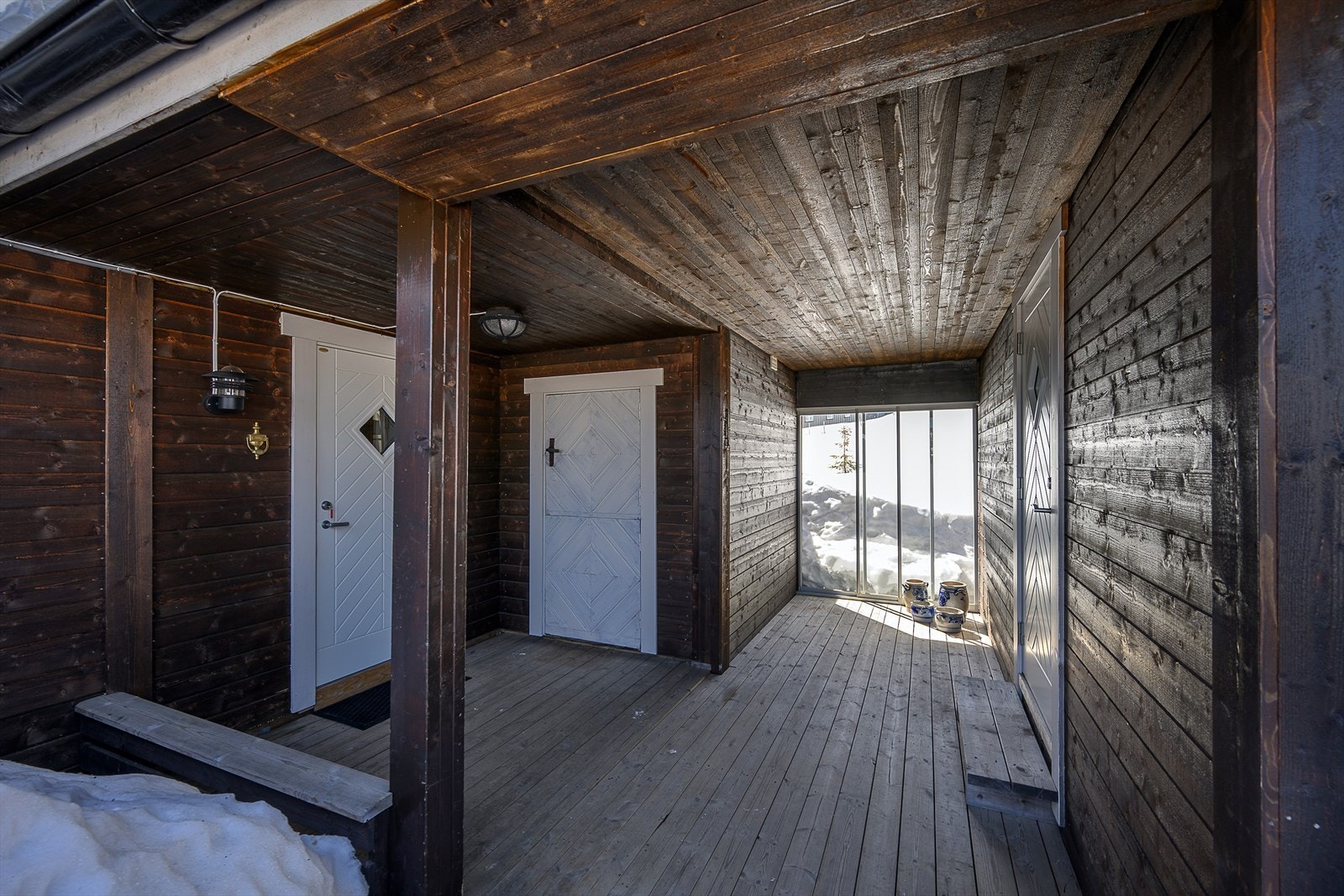 Under tak ved inngangspartiet er det også adkomst til en utvendig bod på 3 m². Galleribilde