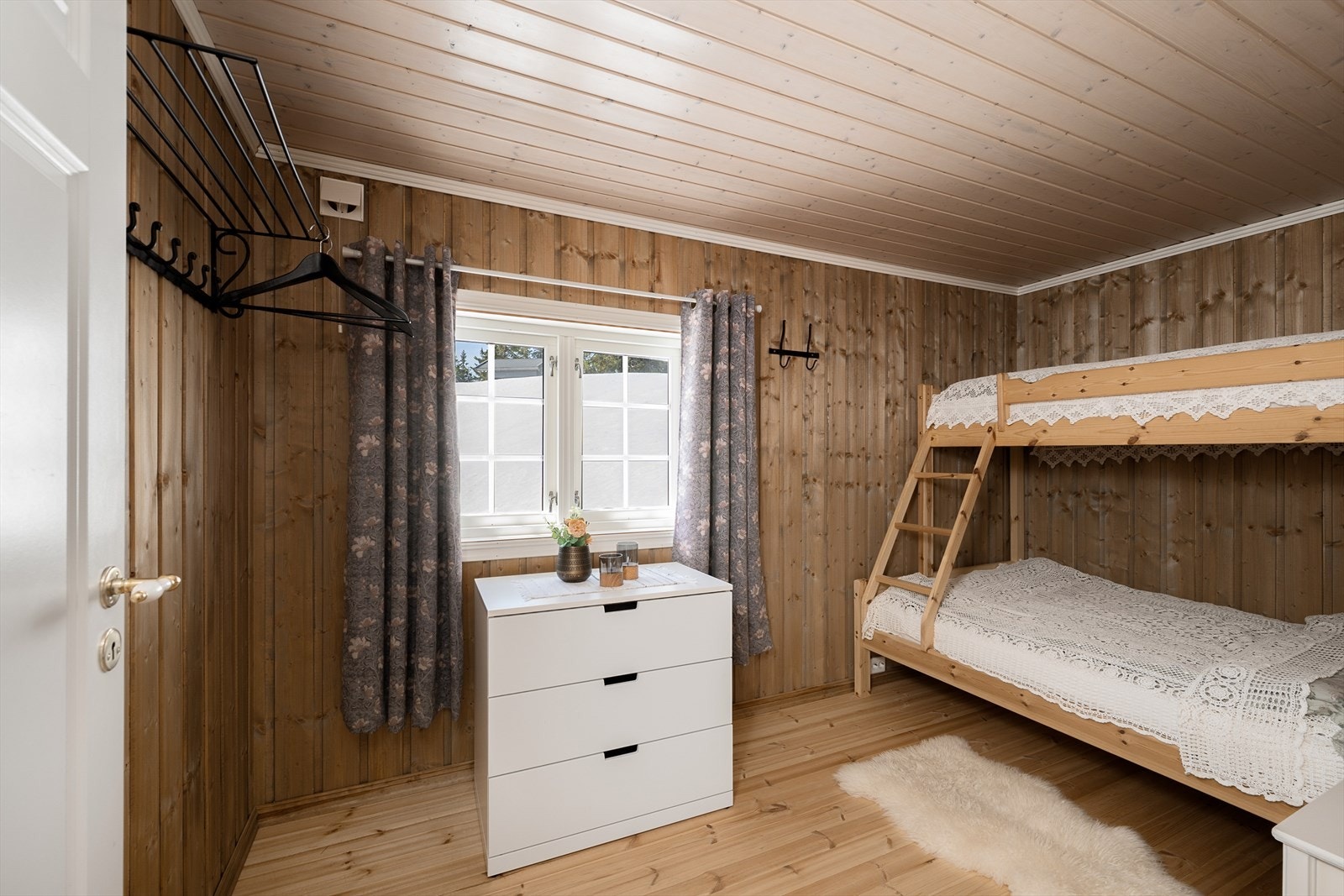 I annekset fra 2017 finner du et eget soverom med tregulv og panel på vegger og i himling. Galleribilde