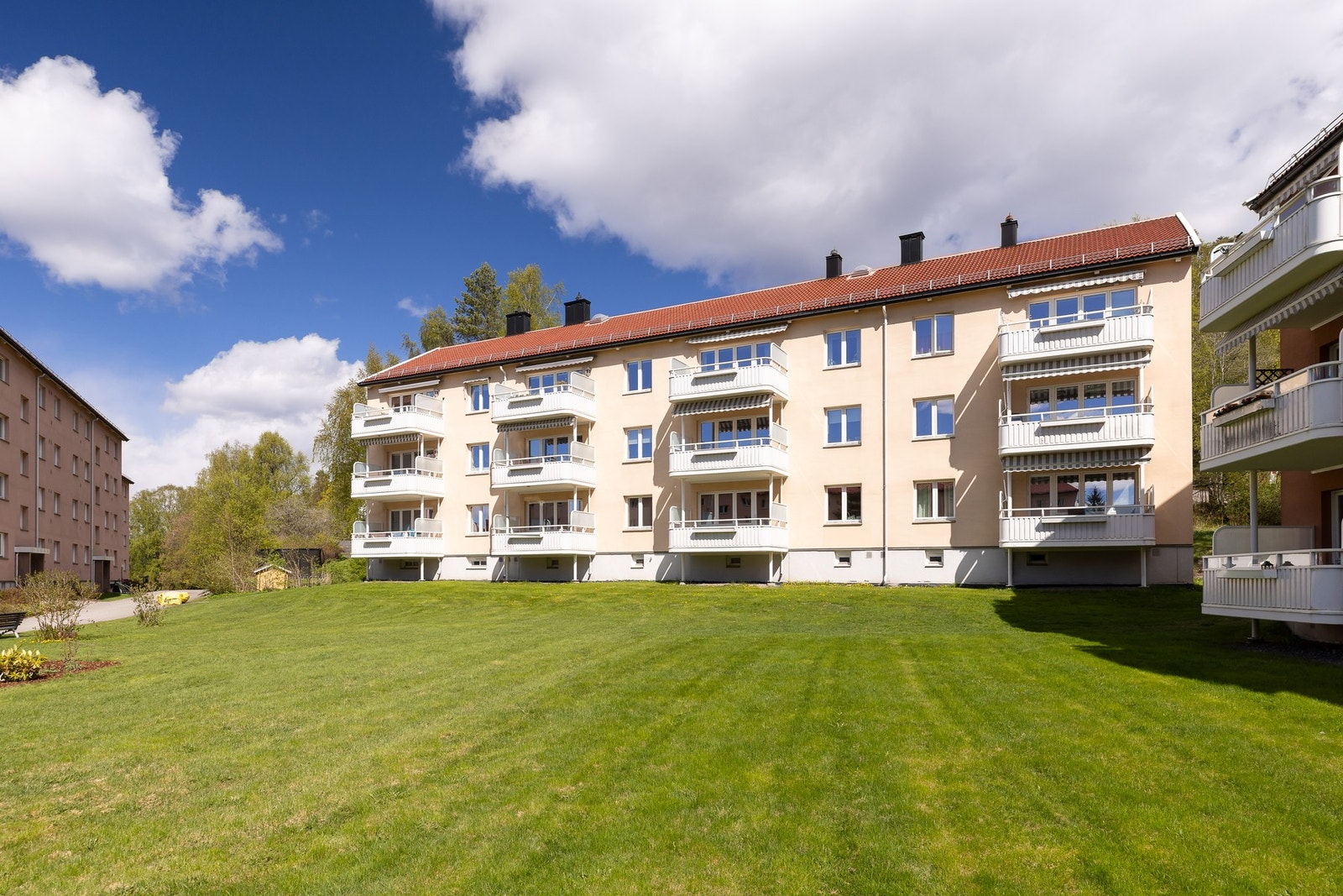 Leiligheten ligger luftig til i høy 1. etasje, med kort vei til både byliv, marka og daglige servicetilbud. Galleribilde