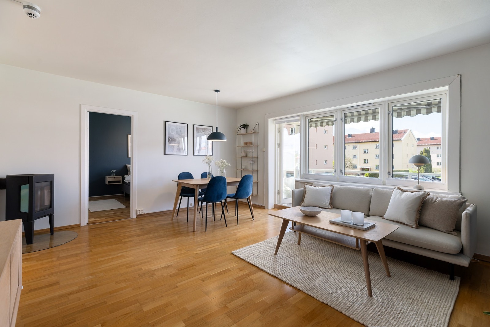 Leiligheten har eikeparkett og laminat, samt lyse overflater. Galleribilde