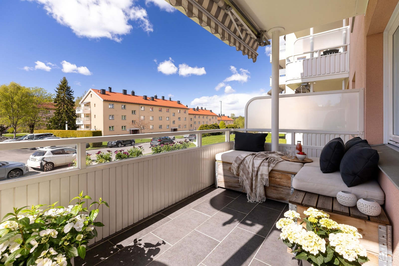 Romslig, vestvendt balkong på ca. 7,4 kvm. Her kan du nyte solen fra rundt kl. 12 og helt til kvelden i sommerhalvåret. Galleribilde
