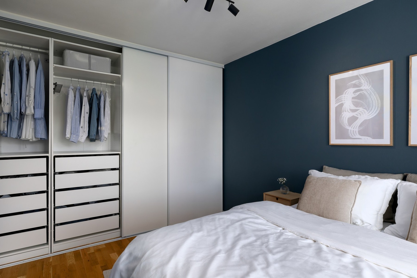 Hovedsoverommet er romslig og har en praktisk skyvedørsgarderobe med god lagringsplass. Galleribilde