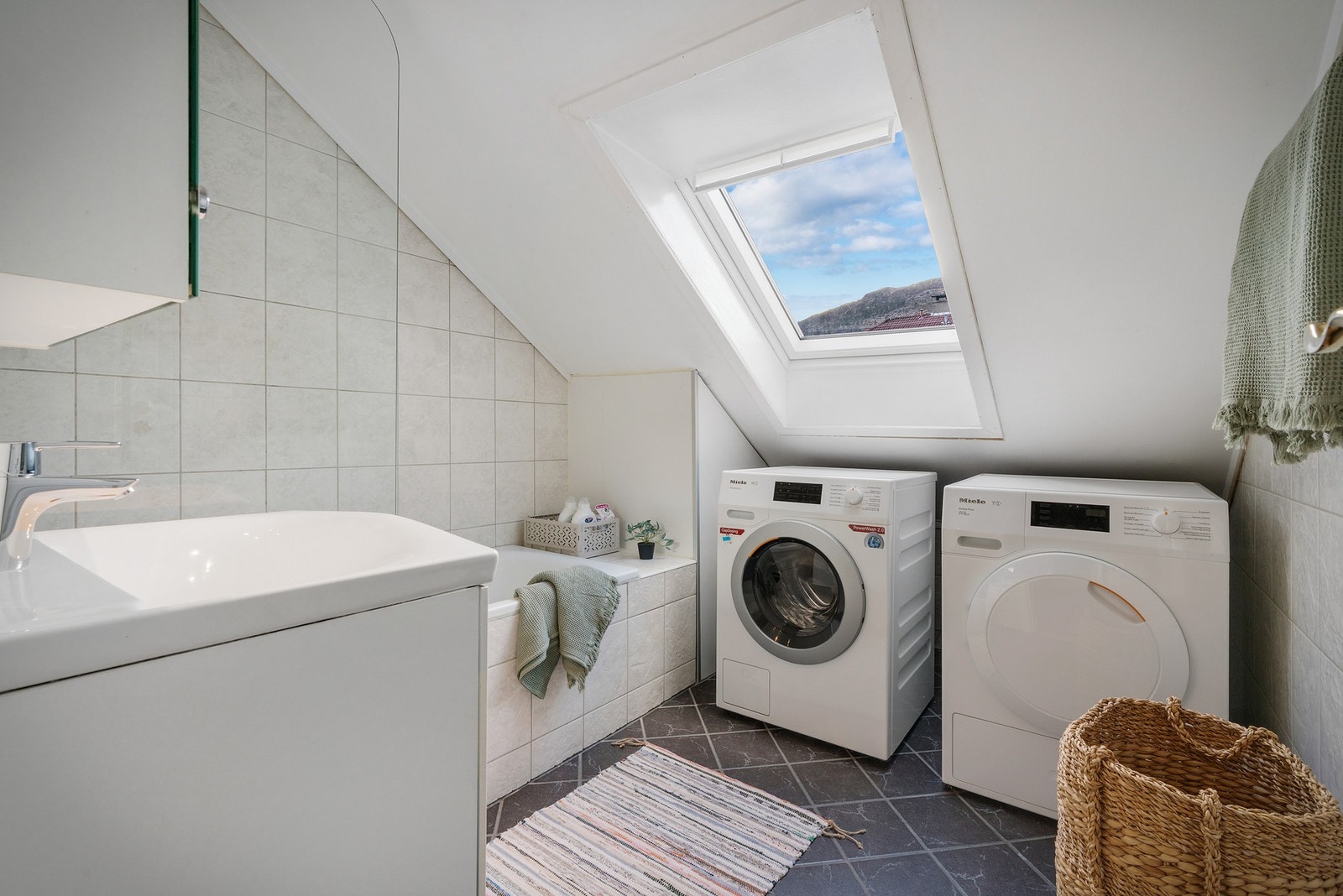 - Badet fremstår lyst og klassisk med opplegg for både vaskemaskin og tørketrommel - Galleribilde