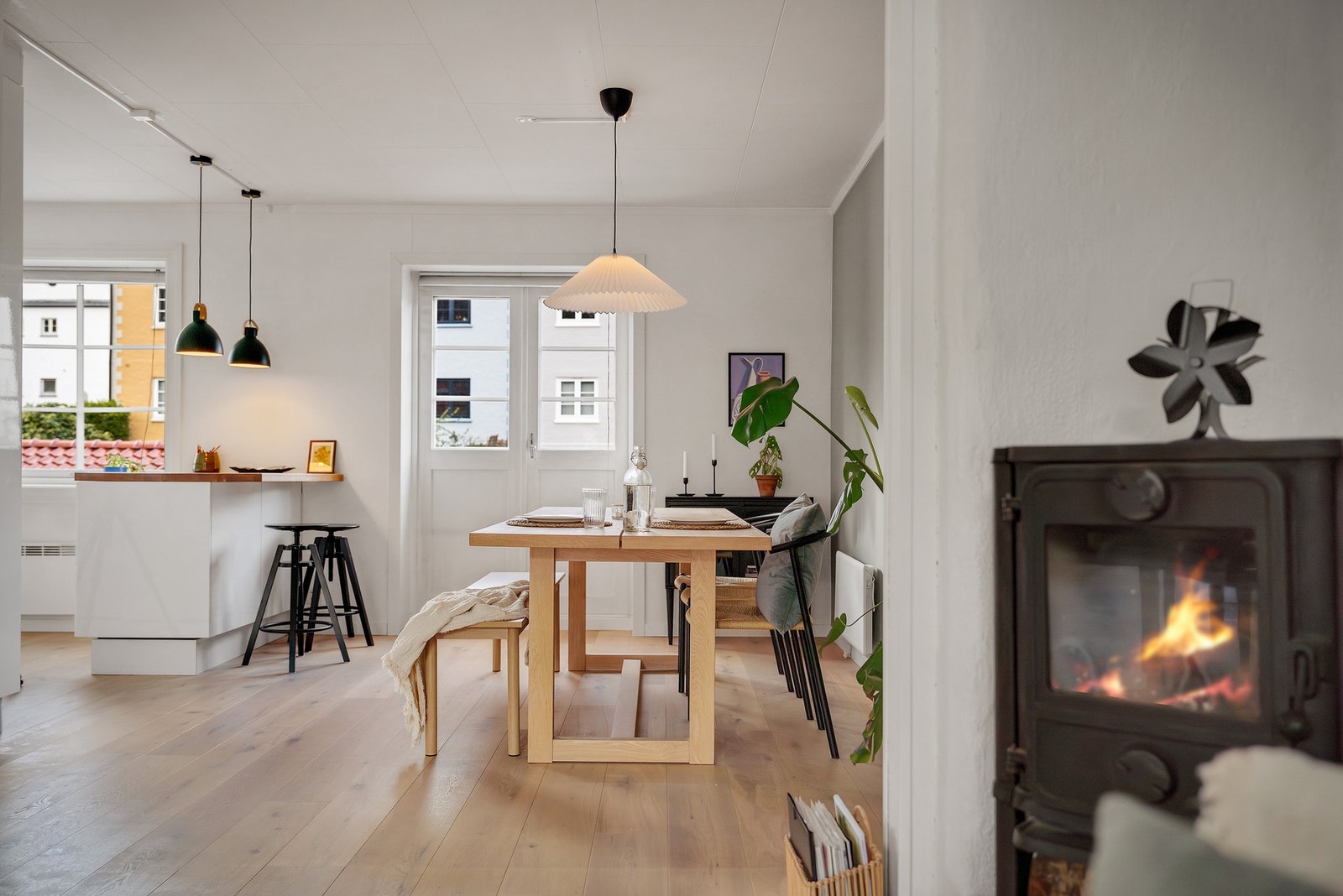 - Det er god plass til både sofagruppe og spisebord - Galleribilde