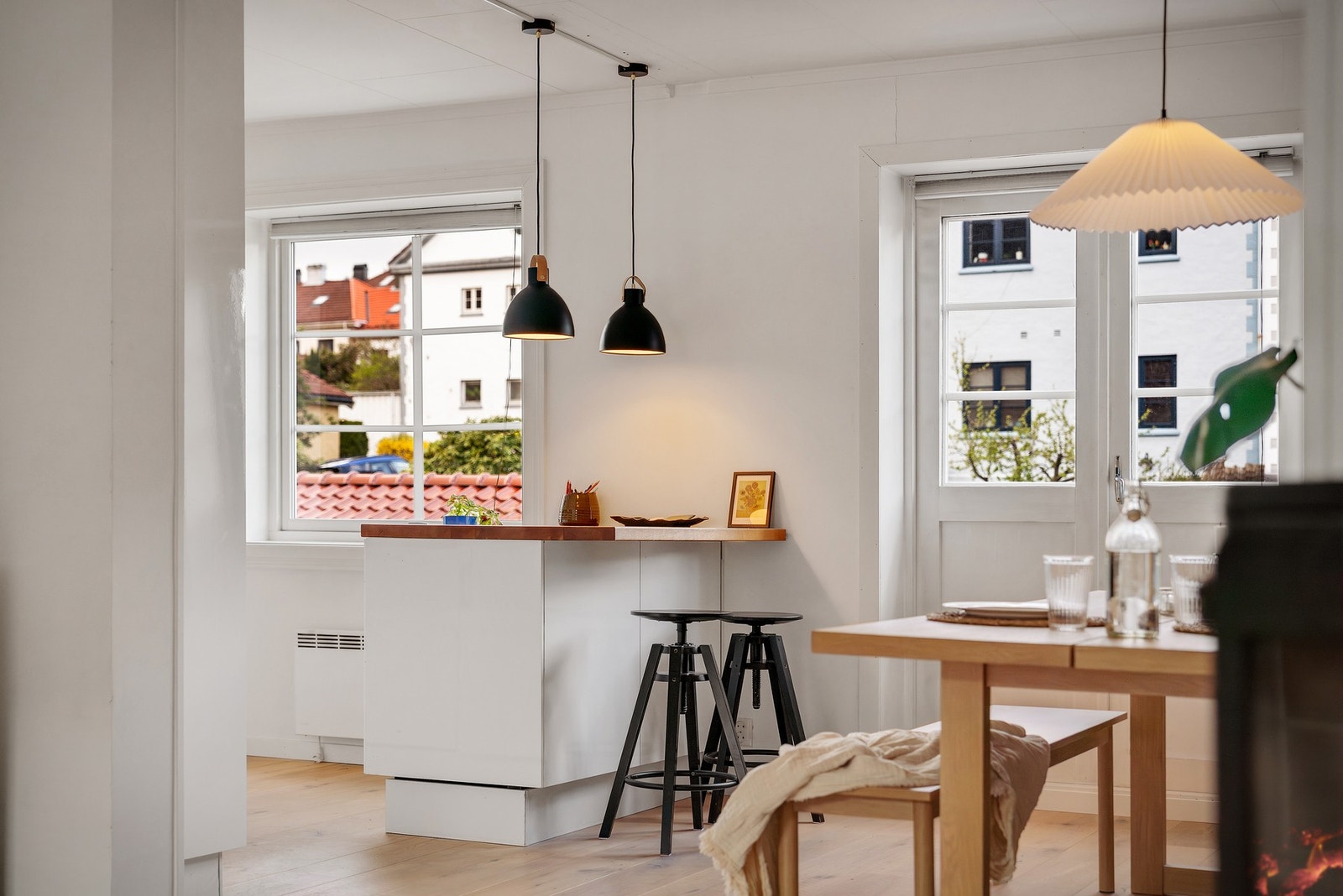 - Store vindusflater slipper inn rikelig med dagslys - Galleribilde