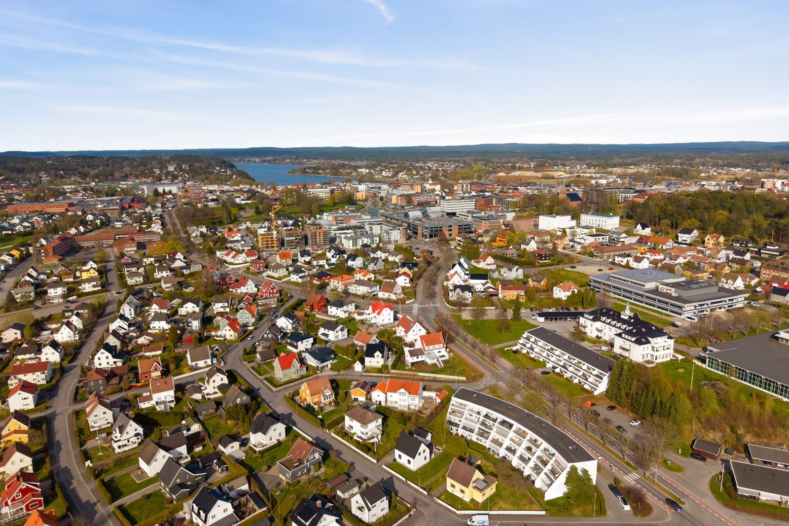 Meget sentral beliggenhet med
gangavstand til torget, byens gågate, skoler, svømmehall, idrettsanlegg m.m. Galleribilde