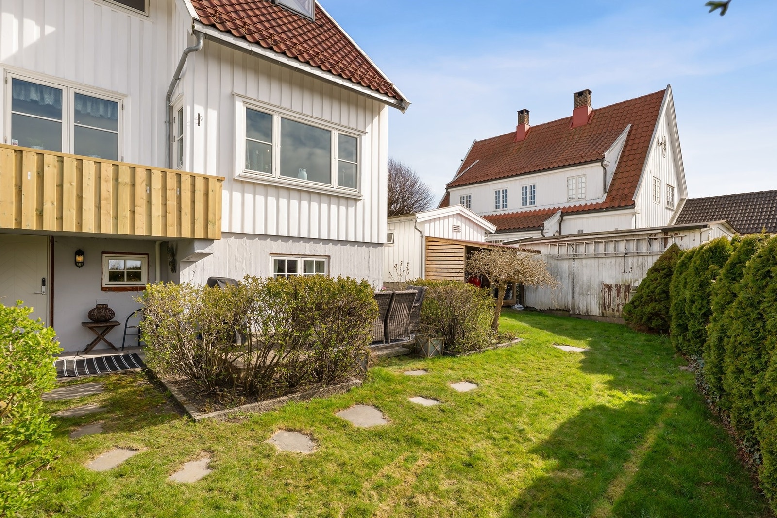 Tomten er fint opparbeidet med gressplen og diverse busker og planter. Galleribilde