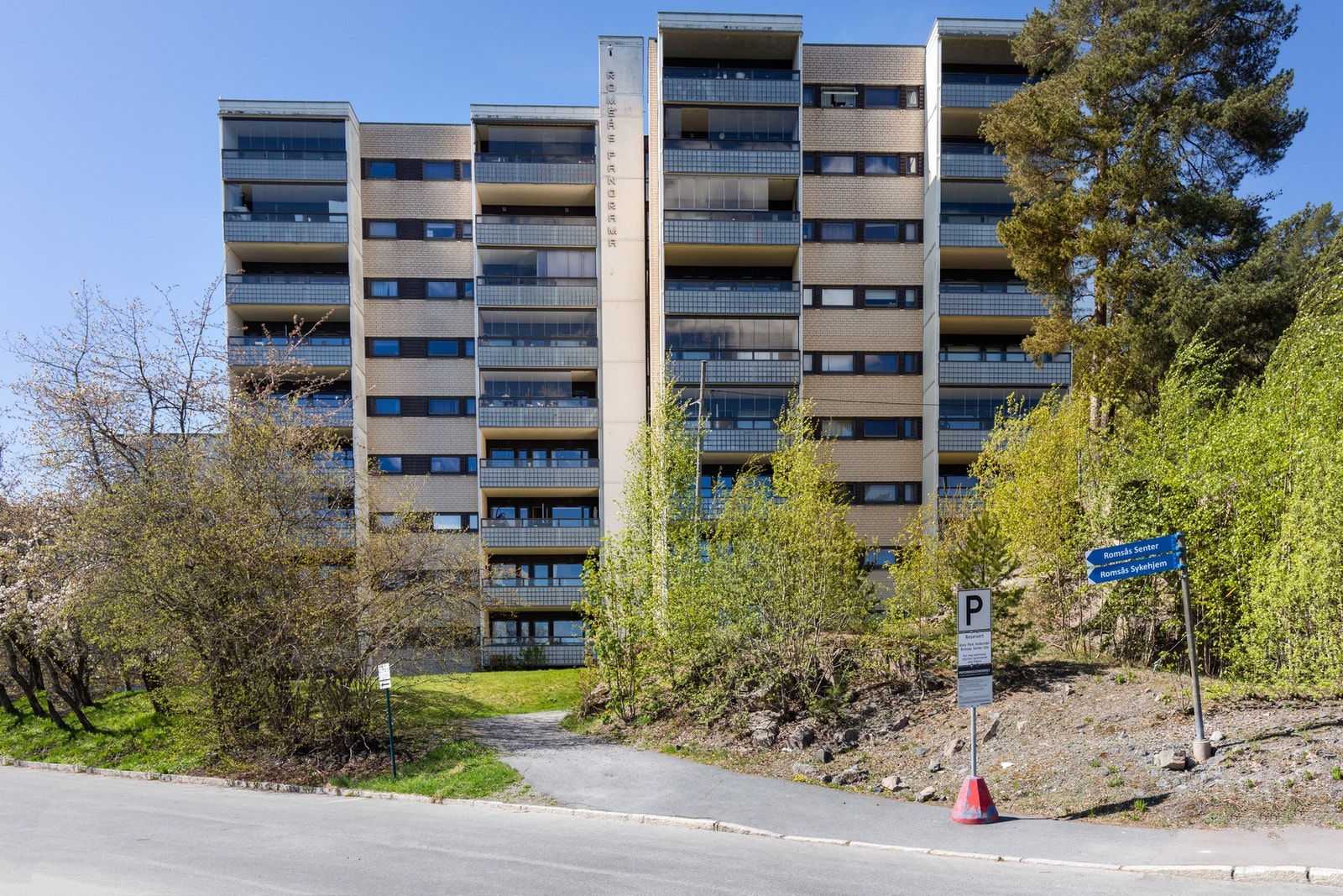 Leiligheten har god beliggenhet, gjennomgående planløsning og romslige rom. Galleribilde