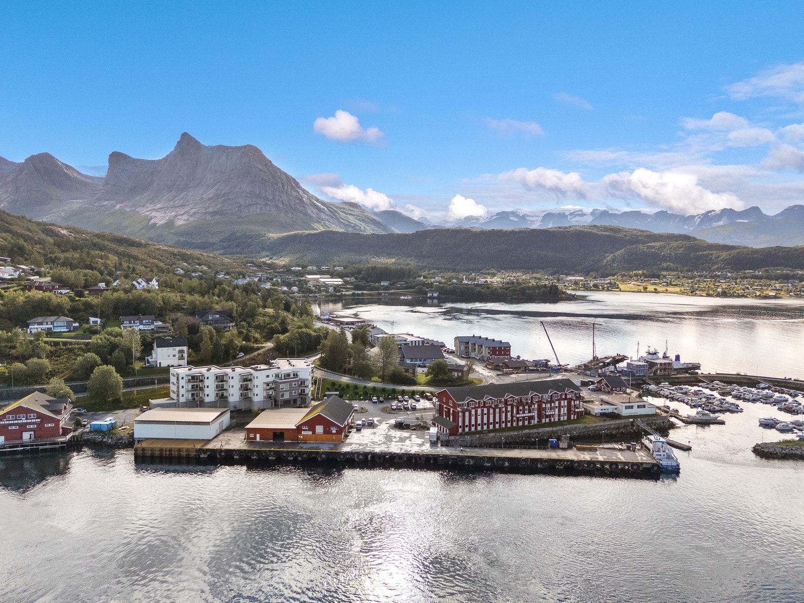 Sentral, attraktiv beliggenhet ved havna på Ørnes i et boligbygg oppført ca. 2013. Galleribilde