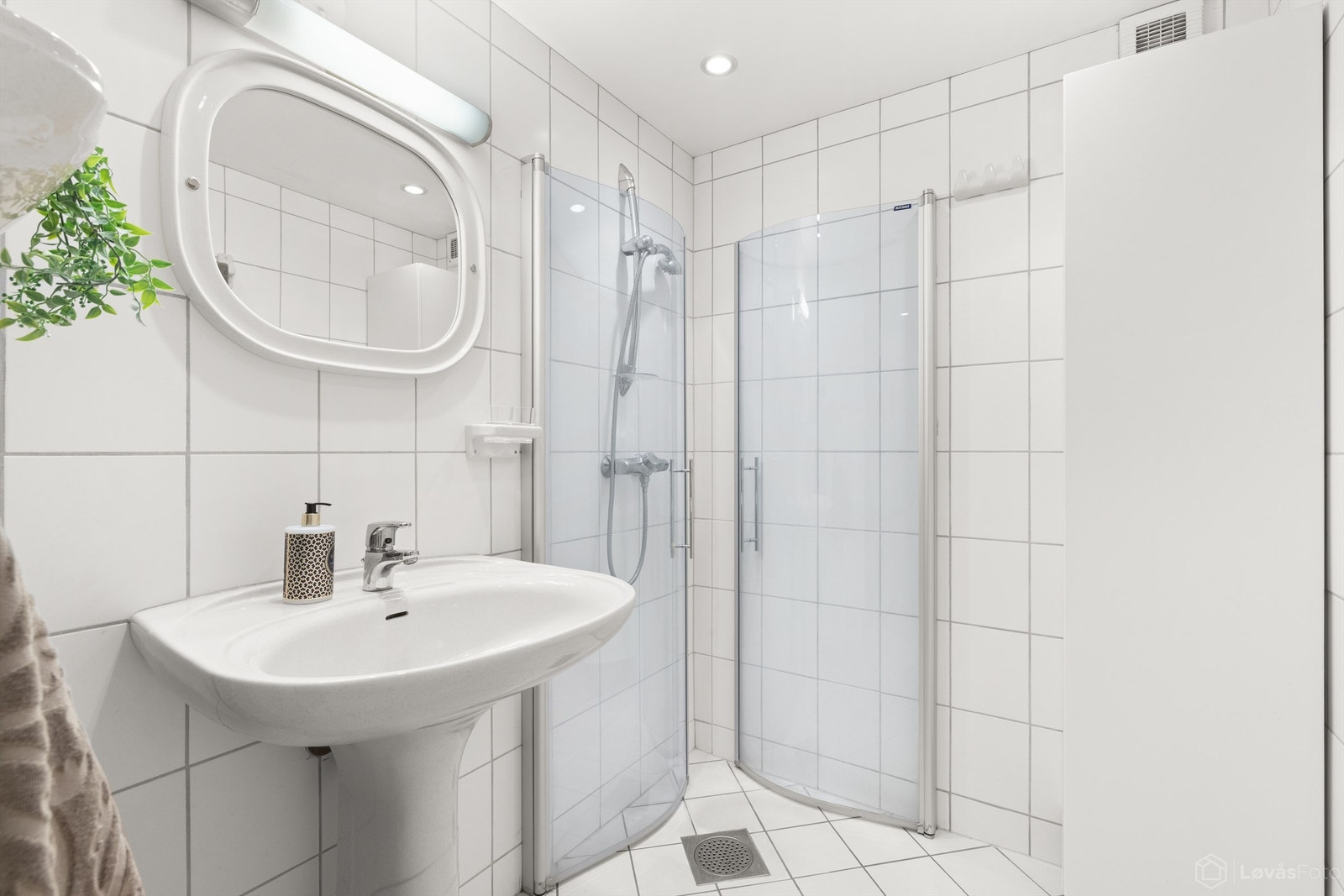 Flislagt bad med varmekabler og downlights i himling, pusset opp i 2009 Galleribilde