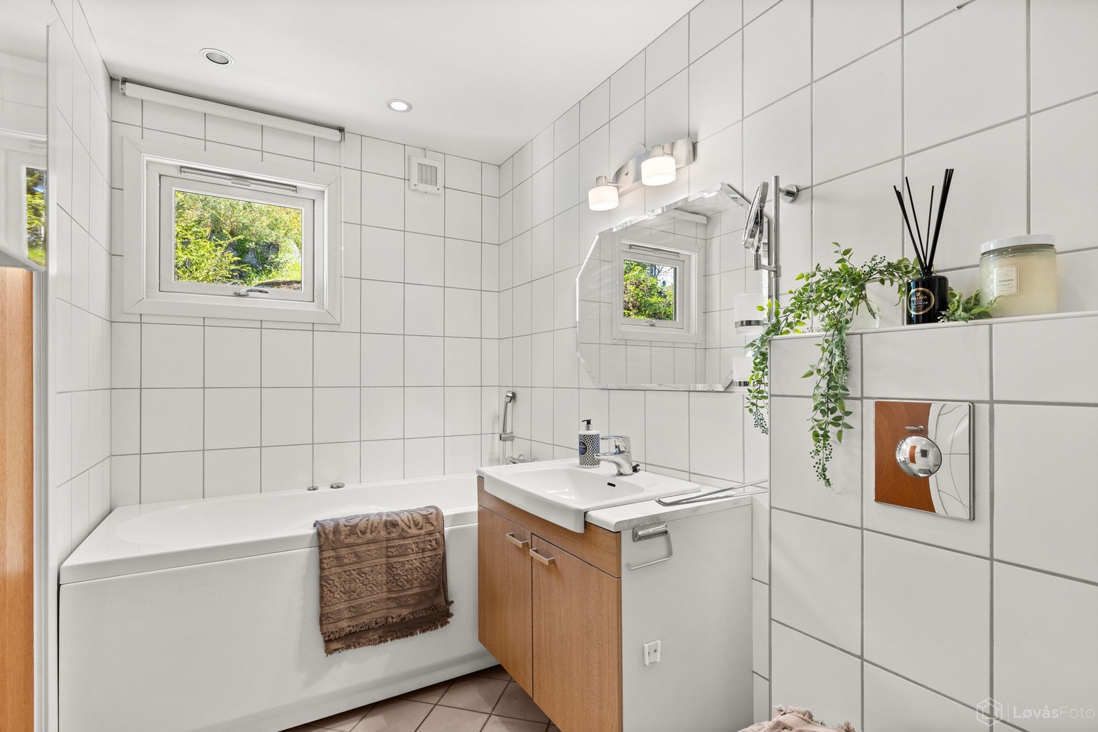 Badet har både dusj og badekar (boblekar) Galleribilde