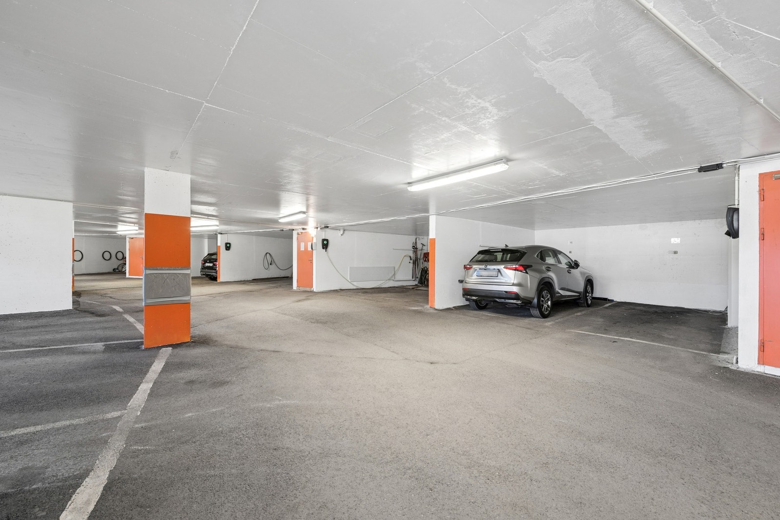 Lys og romslig garasjeanlegg, hvor boligen disponerer en garasjeplass. Galleribilde