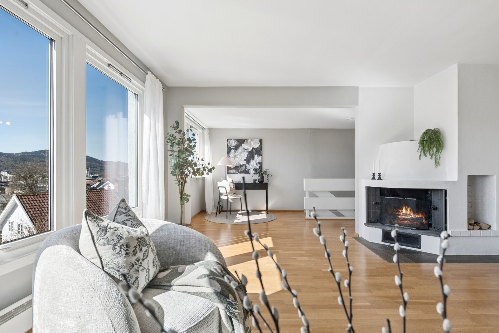 Romslig stue med peis og store vinduer. God plass til sittegruppe og arbeidsområde. Galleribilde