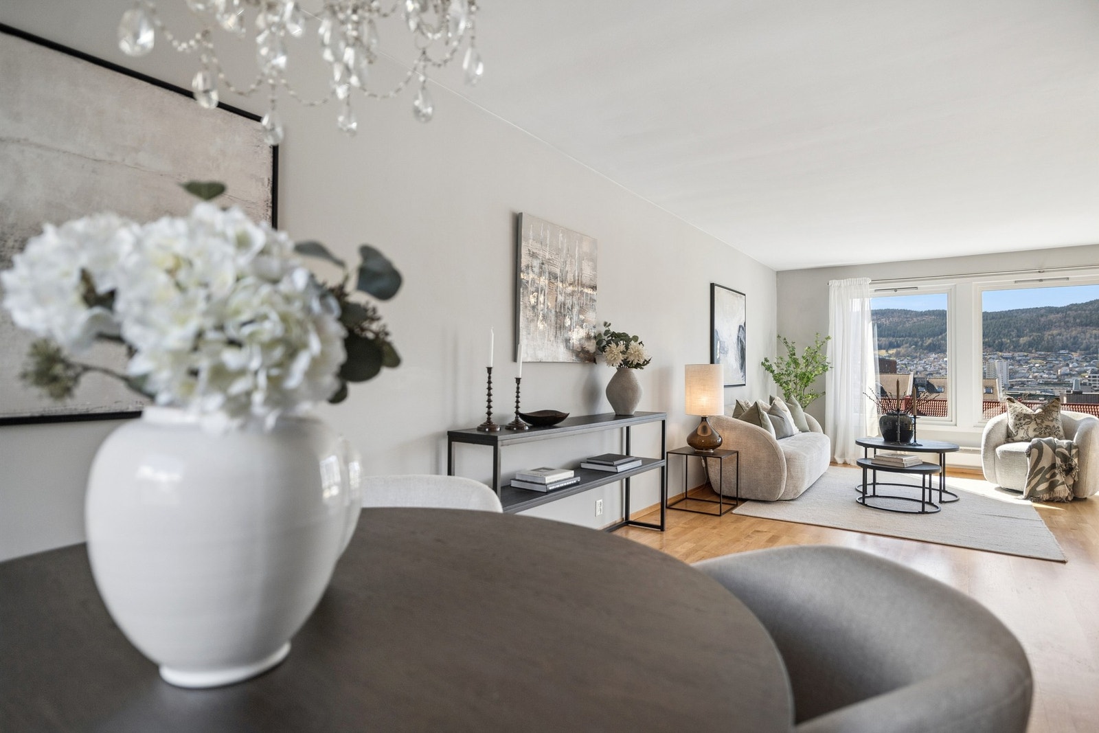 Romslig og lys stue med store vindusflater og flott utsikt. Behagelig atmosfære og gode møbleringsmuligheter. Galleribilde
