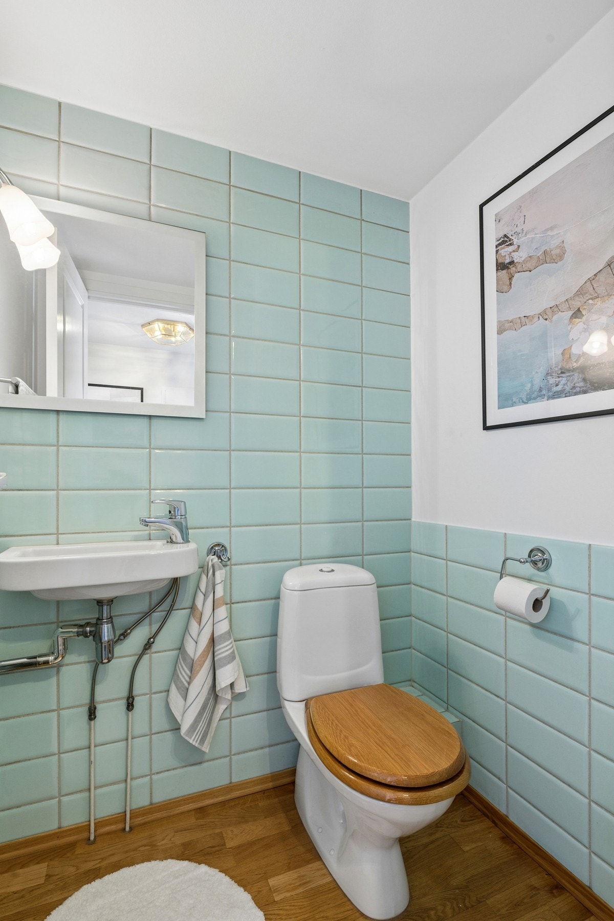 Praktisk wc med servant og toalett. Galleribilde