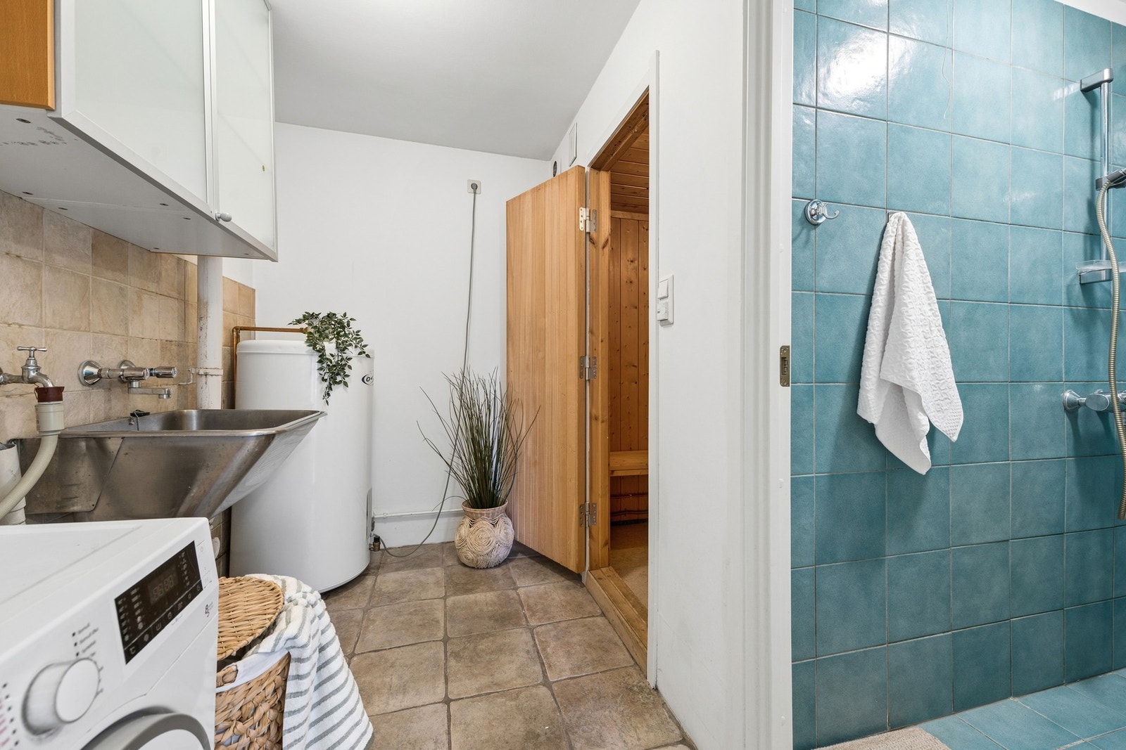 Praktisk vaskerom med dusj og direkte tilgang til sauna gir en komfortabel hverdag. Galleribilde