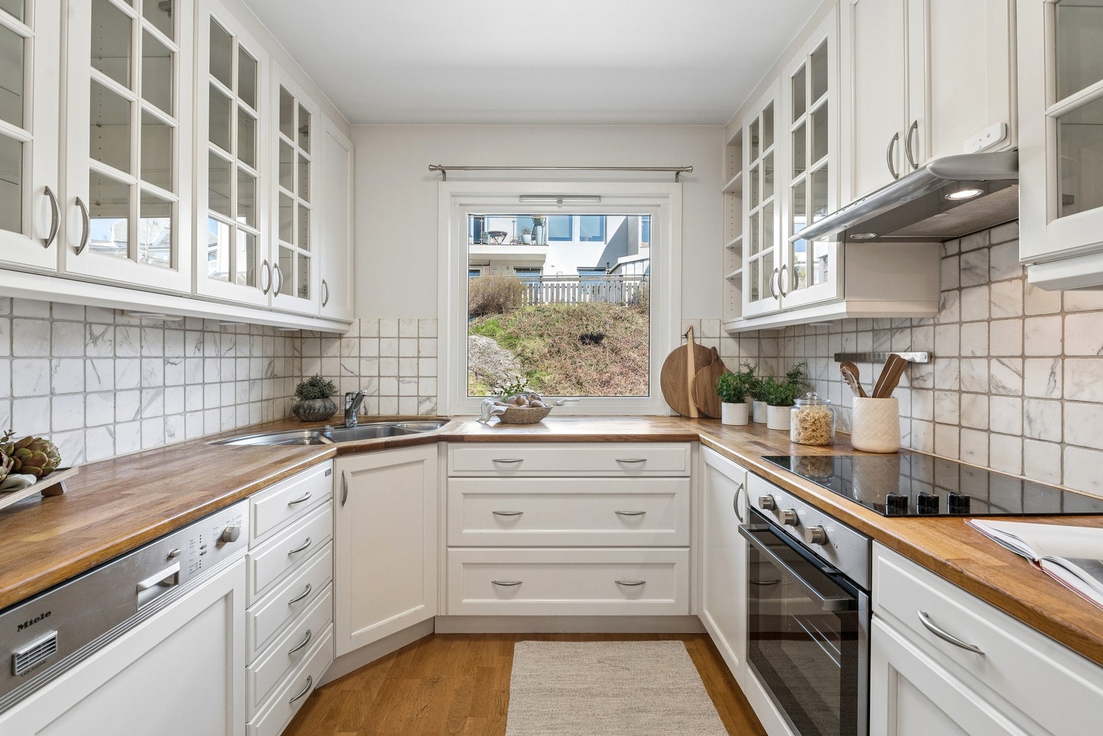 Innbydende kjøkken med god benkeplass og praktisk layout. Galleribilde