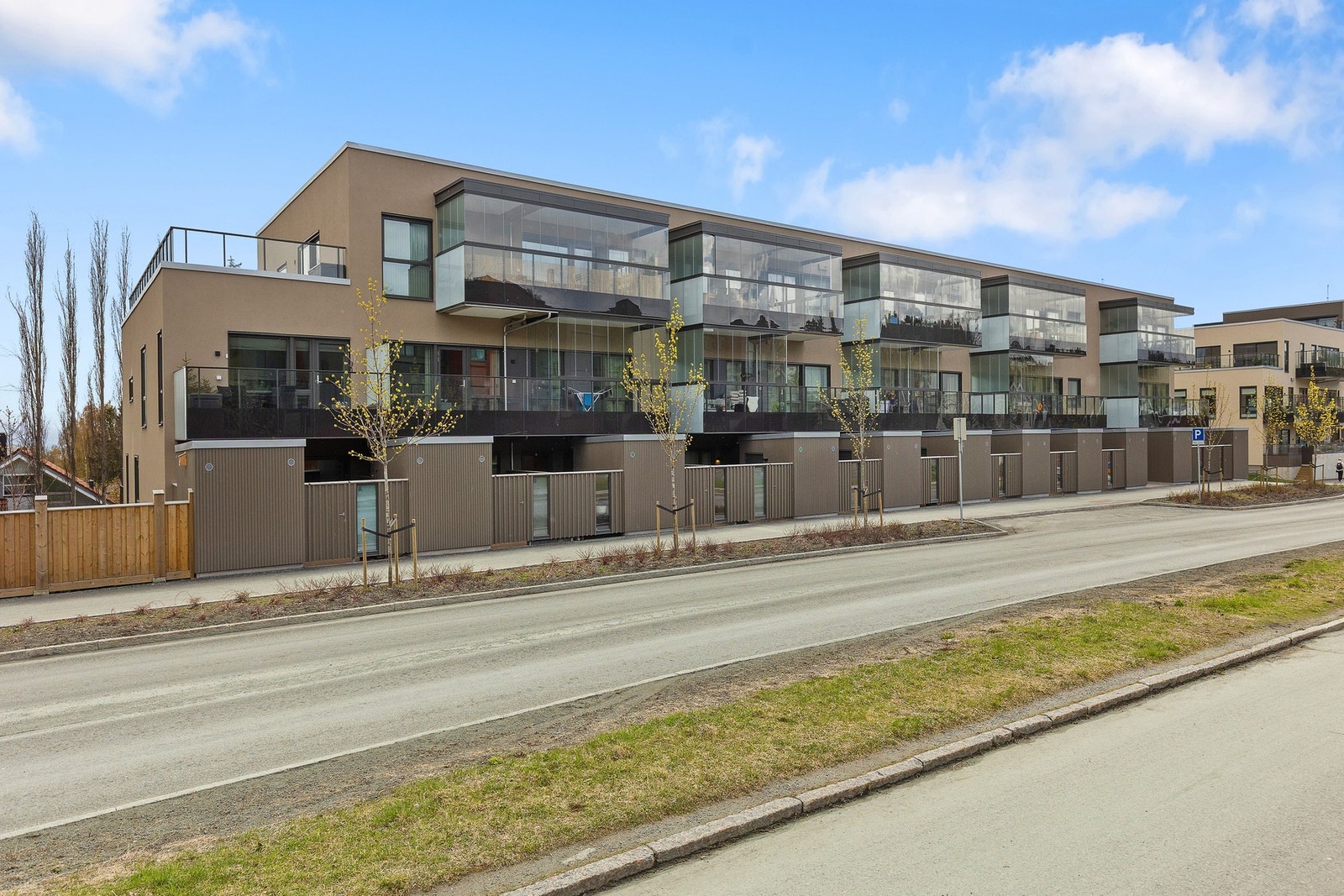 Dette er et attraktivt boligområde med moderne arkitektur og velstelte uteområder. Galleribilde
