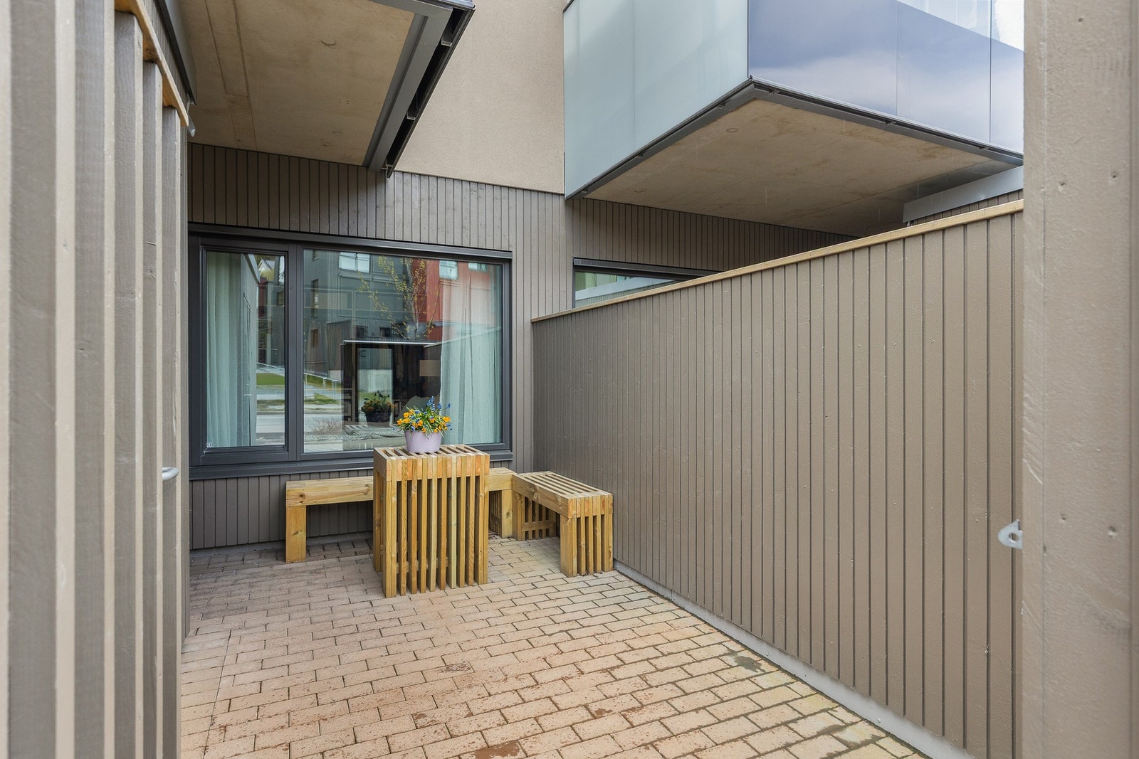 Skjermet uteområde som egner seg godt til både sittegruppe og feks. plantekasser. Galleribilde