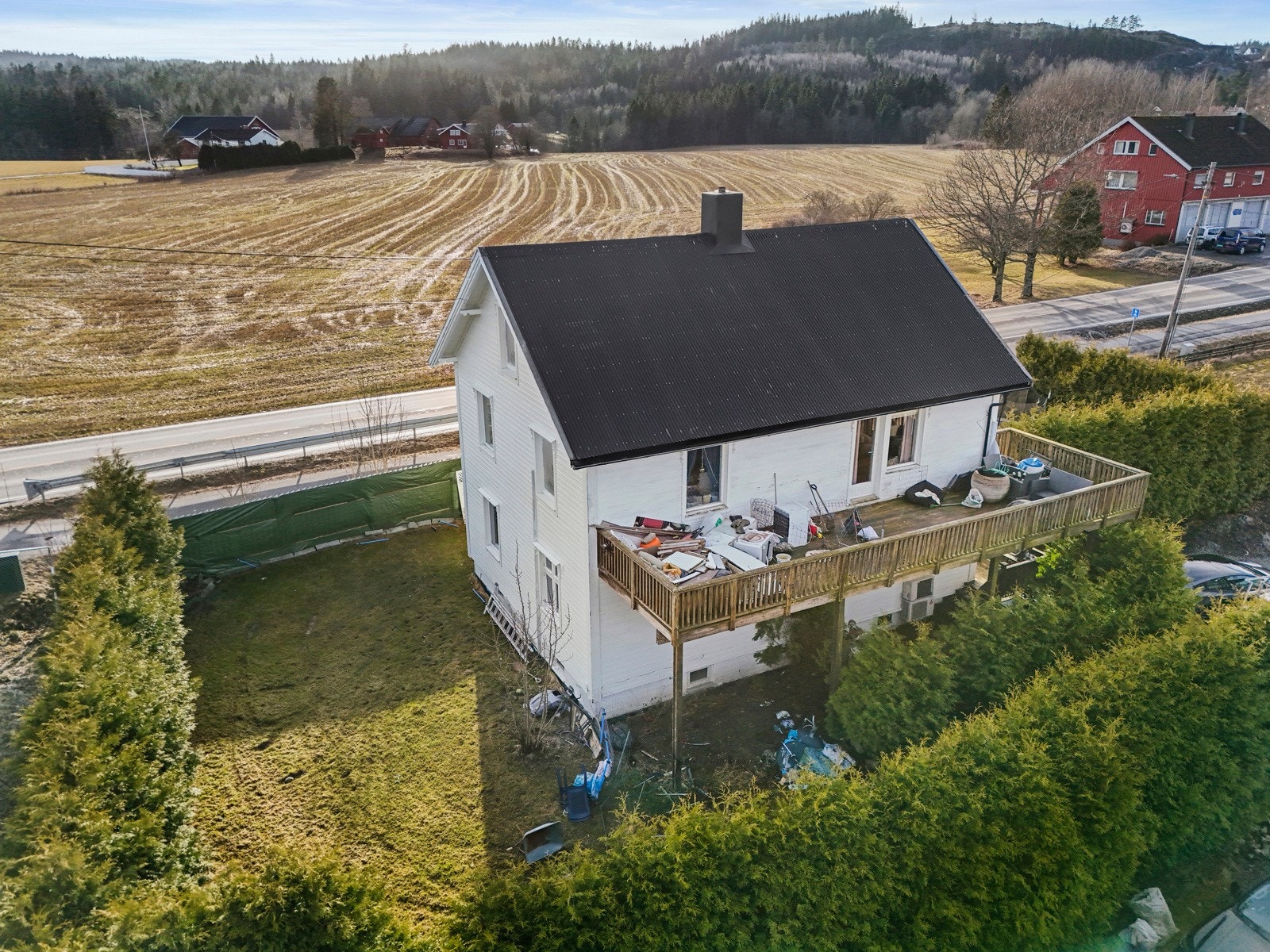 Eiendommen har en attraktiv og barnevennlig beliggenhet i et etablert boligområde på Flateby. Velkommen! Galleribilde