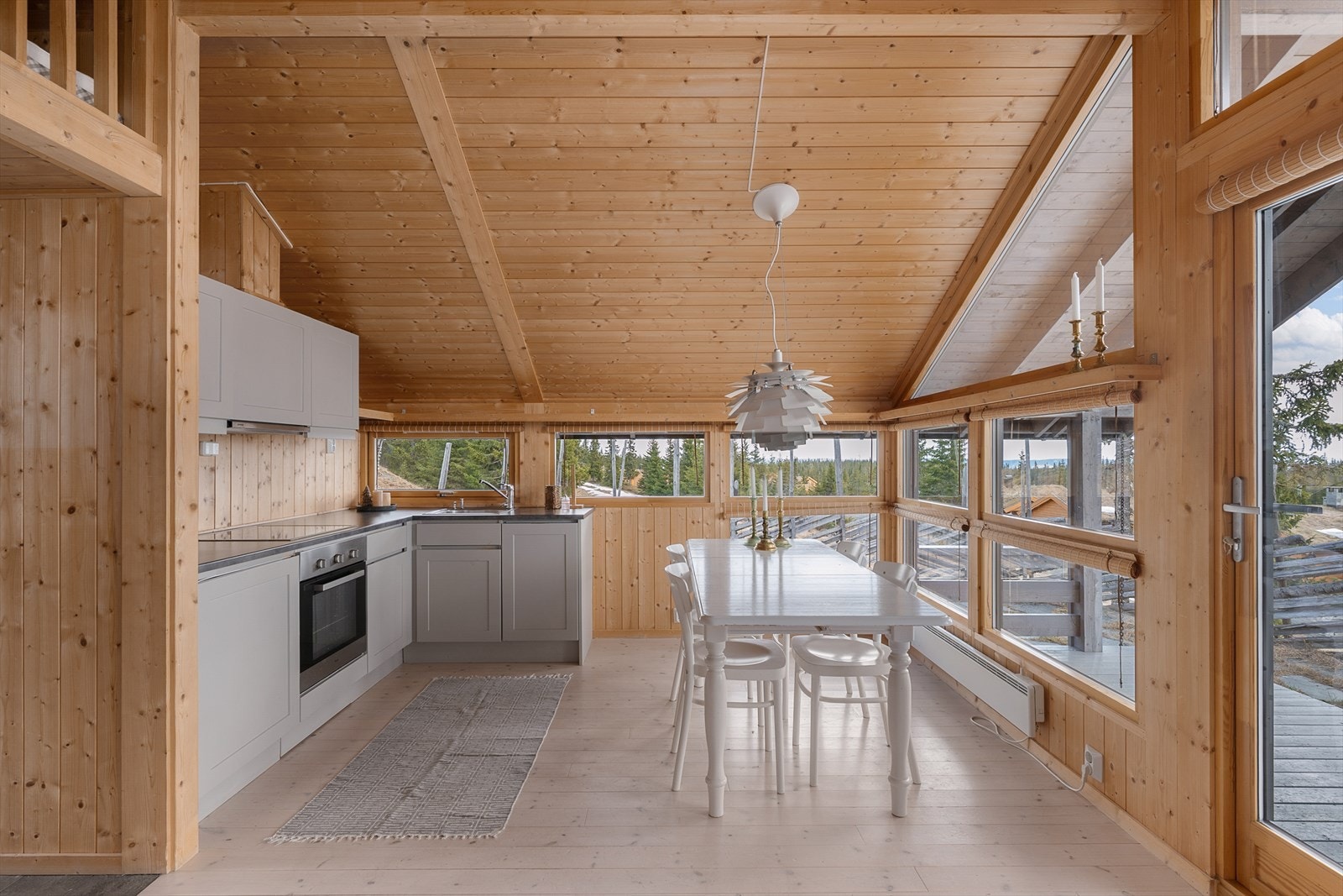 Kjøkkeninnredning i heltre med profilerte fronter og slitesterk laminatbenkeplate. Galleribilde