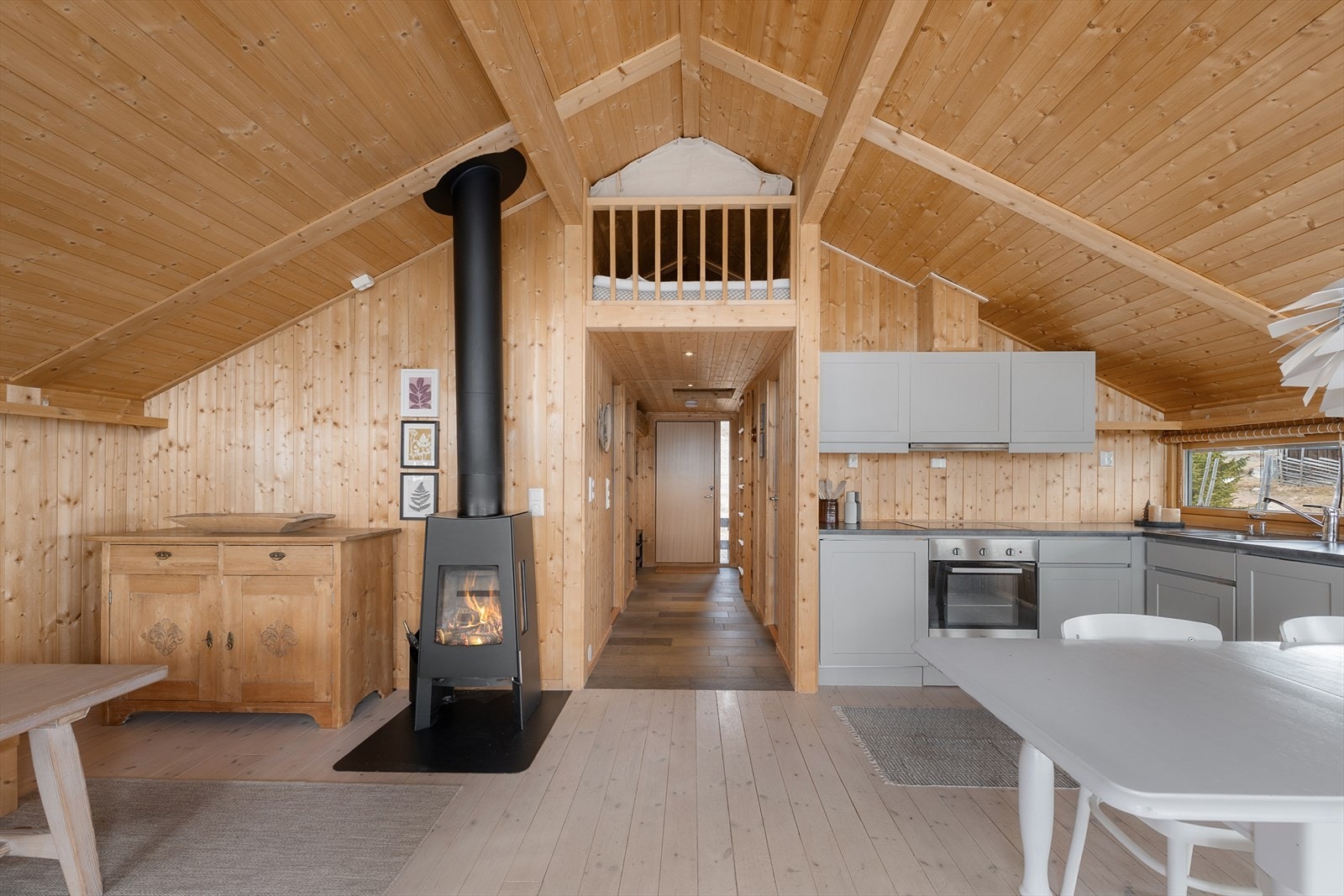 Fra stuen er det åpent opp til hemsen i hytta som har adkomst via stige fra gangen. Galleribilde